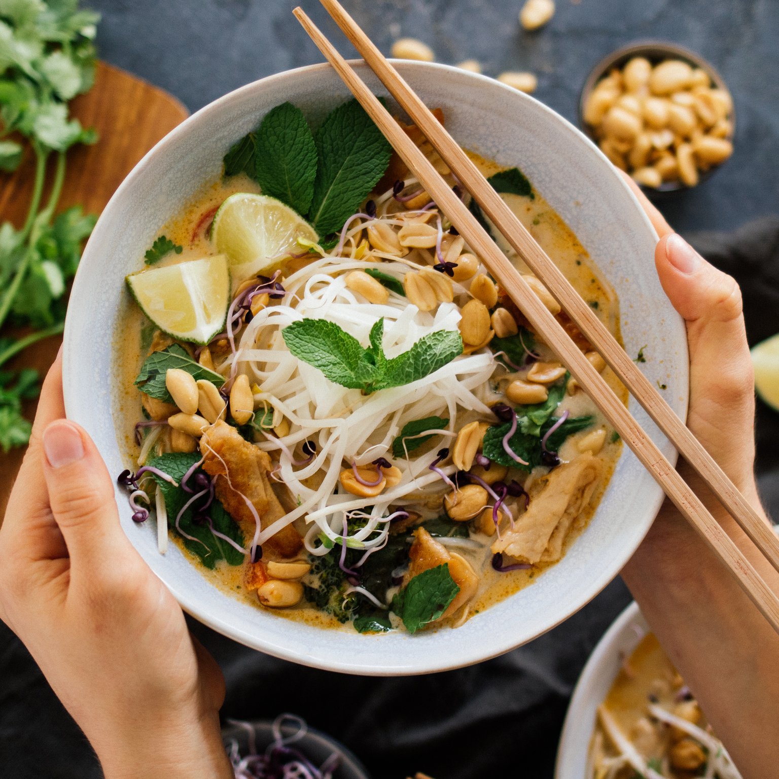 Vegane Thai-Kokos-Suppe mit „Hühnchen“