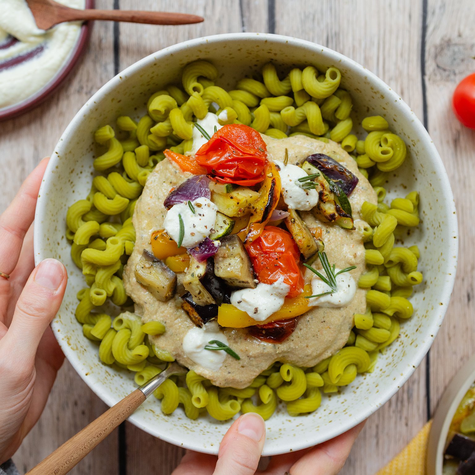 Vegane Ofengemüse-Pasta mit Zitronen-Ricotta-Creme