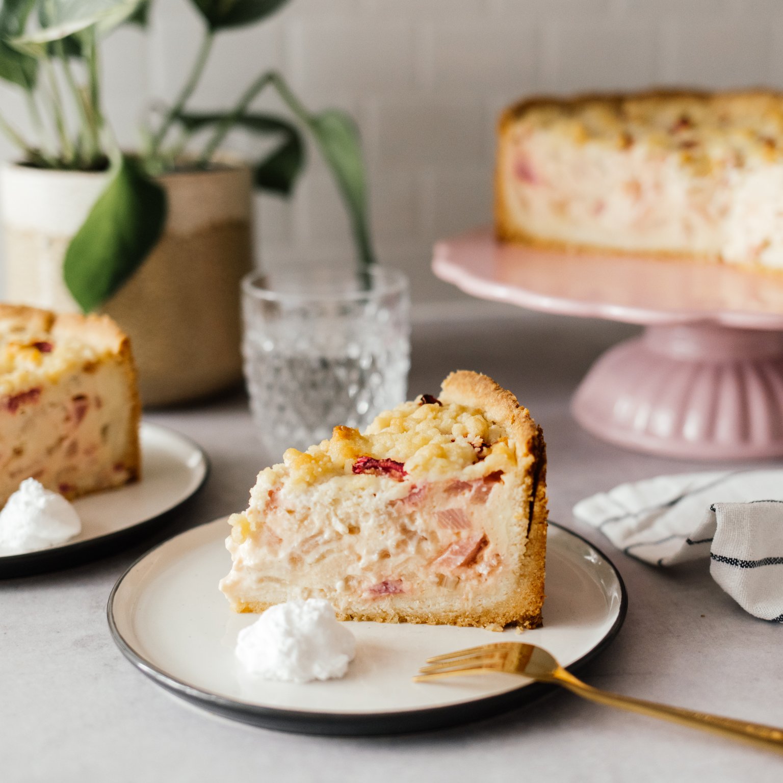 Veganer Rhabarber-Quark-Streuselkuchen