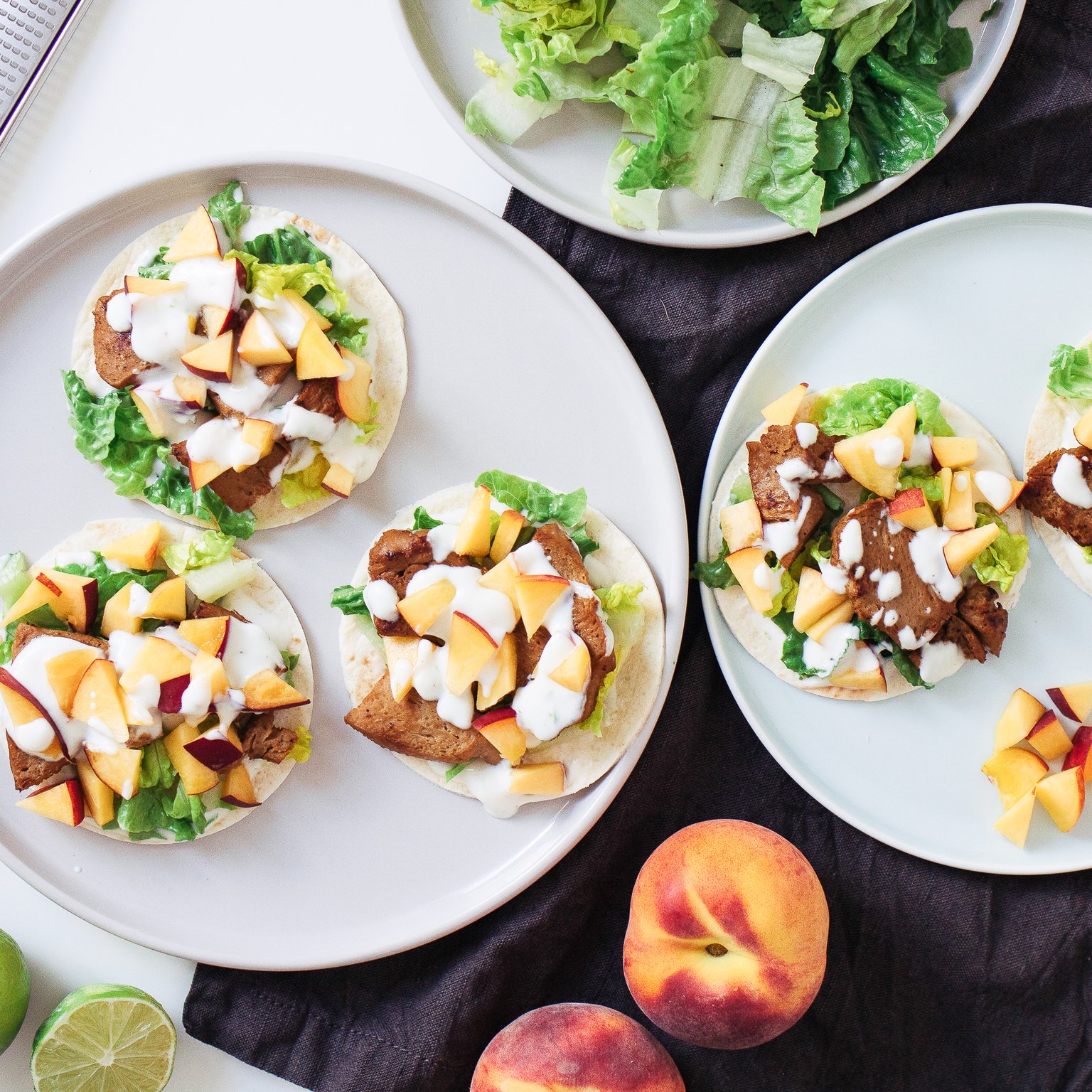 Vegane Hühnchen-Pfirsich-Tacos mit Limettenjoghurt
