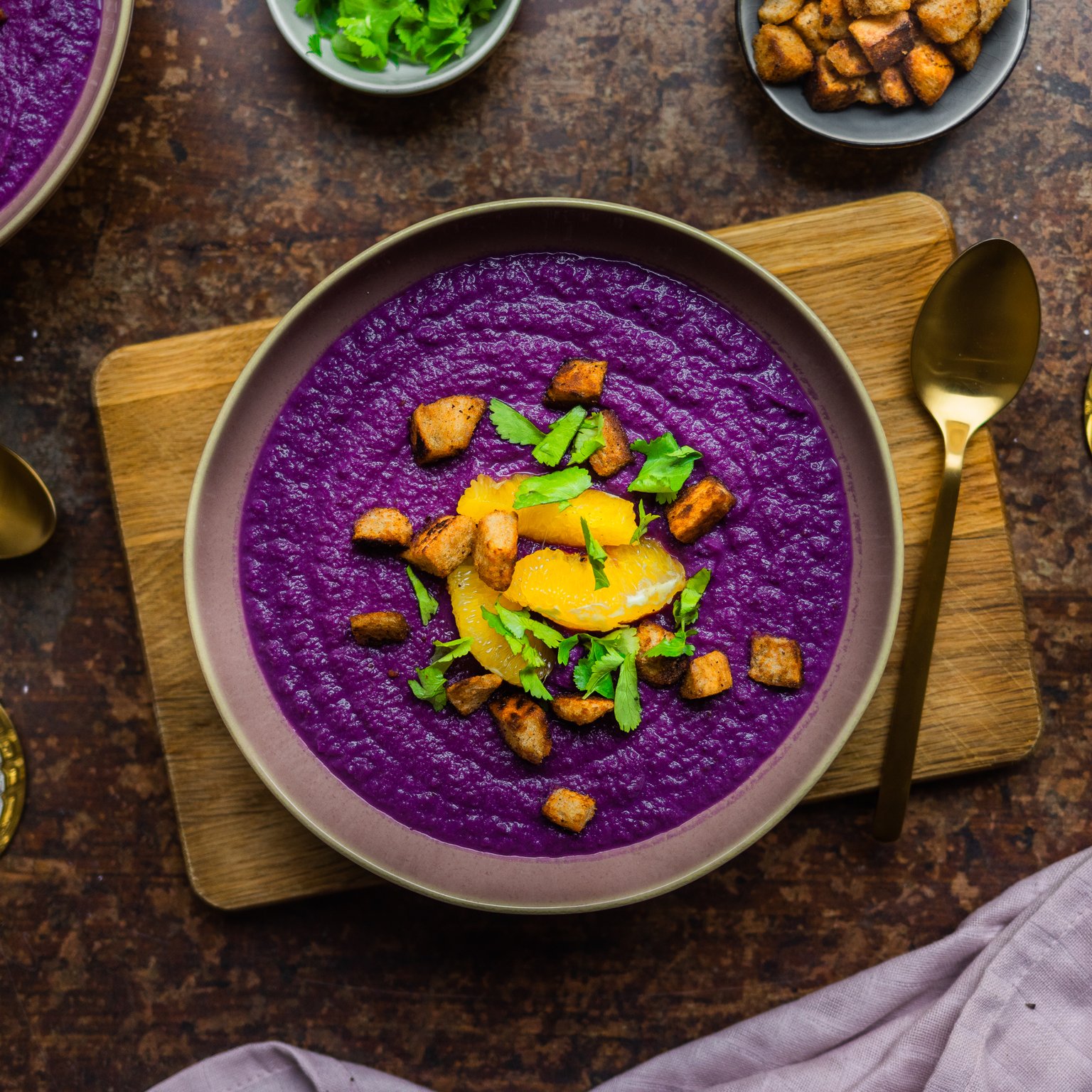 Vegane weihnachtliche Rotkohlsuppe mit Zimt-Croûtons