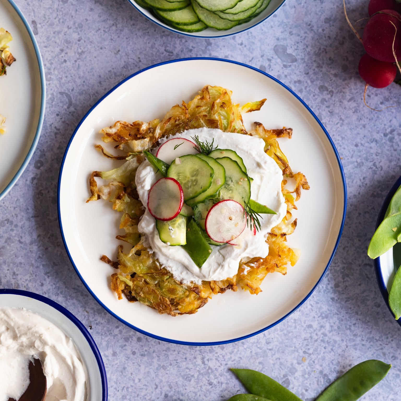 Spitzkohl-Rösti mit Sour-Cream und Radieschen-Gurken-Zuckerschoten-Salat