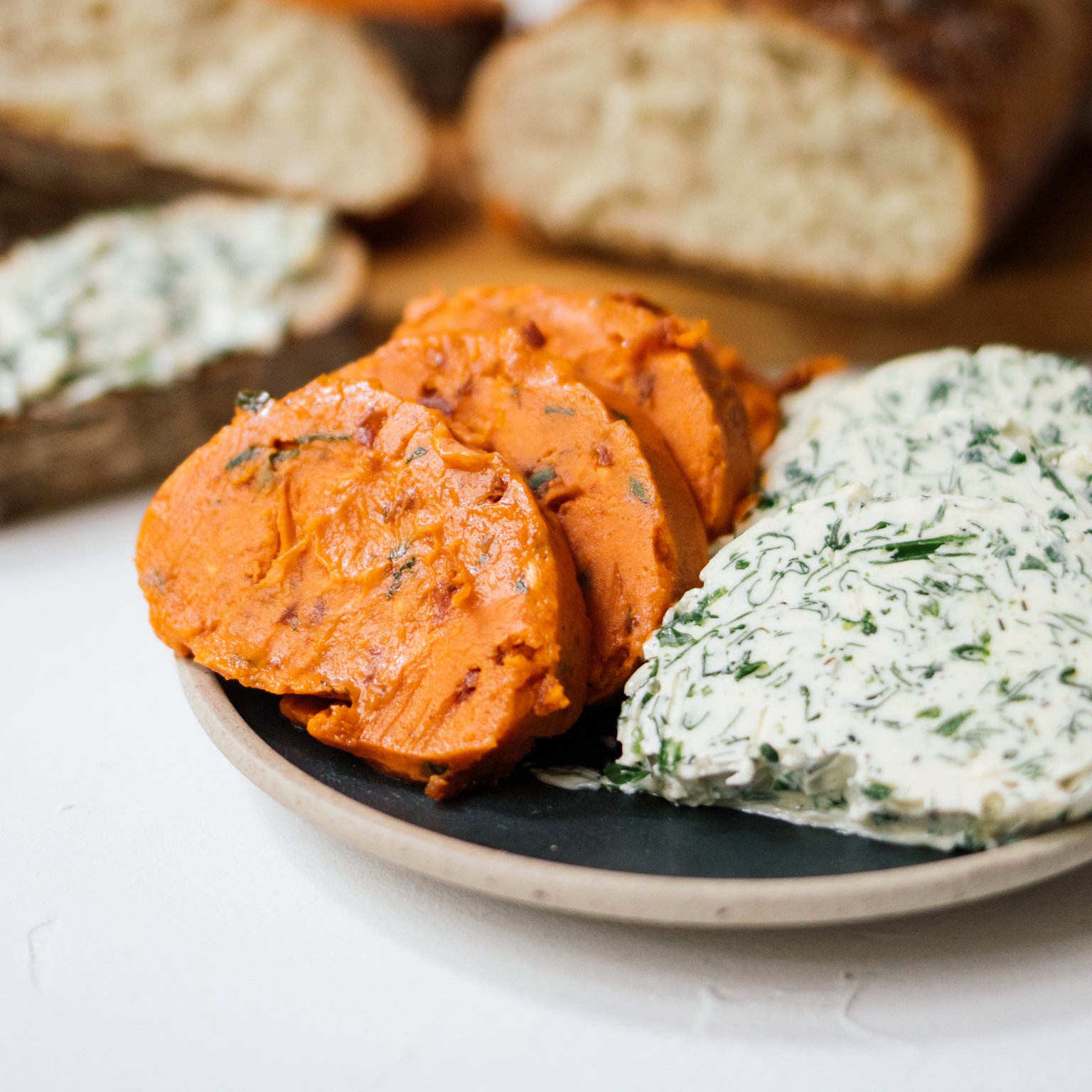 Vegane Kräuter- & Tomatenbutter