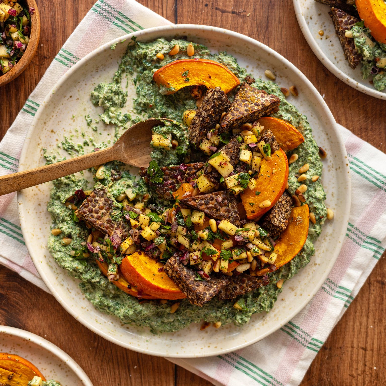 Kürbis und Tempeh aus dem Ofen mit würzigem Rahmspinat und Mango-Salsa
