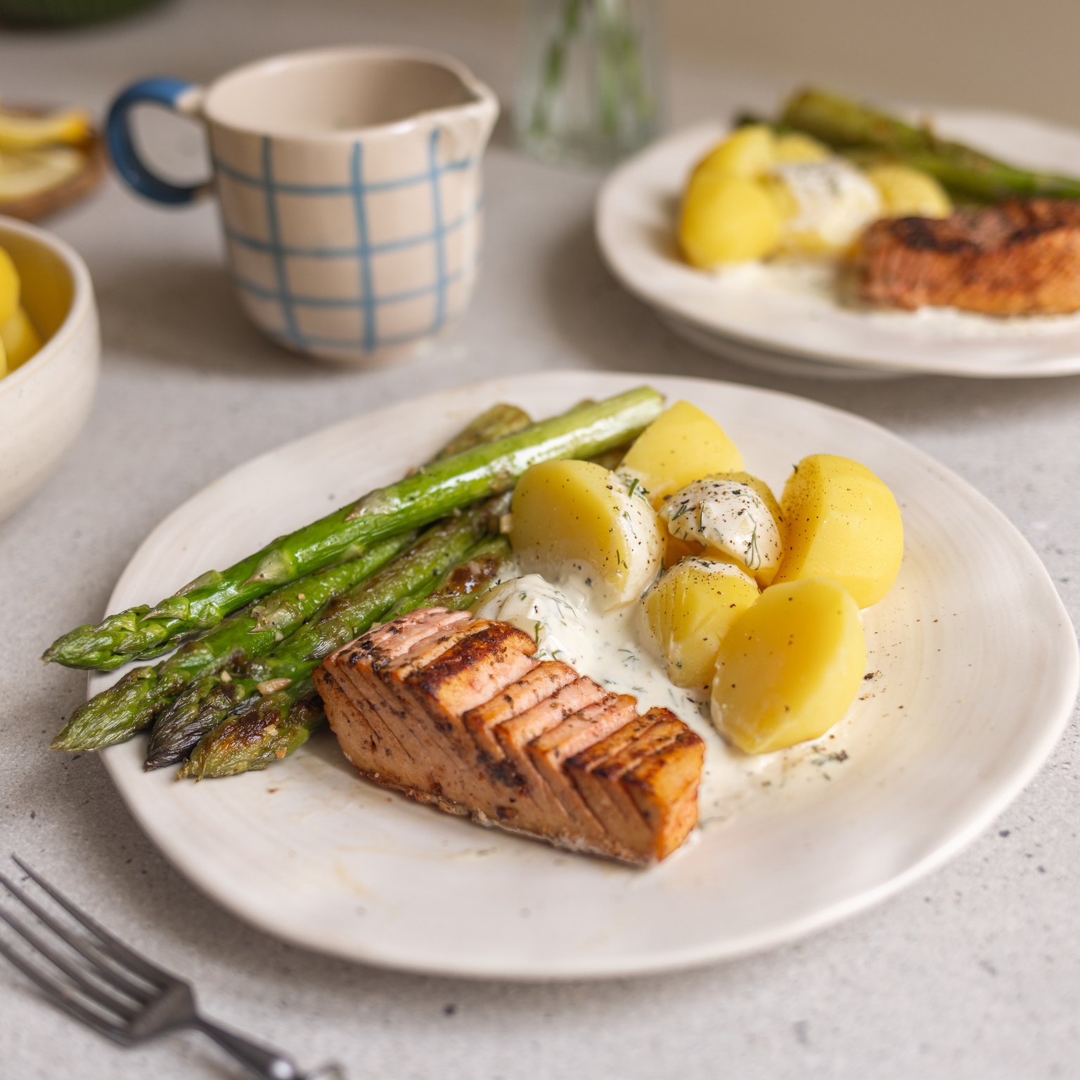 Veganer Tofu-Lachs mit gebratenem Spargel, Kartoffeln und Dill-Sahne-Soße