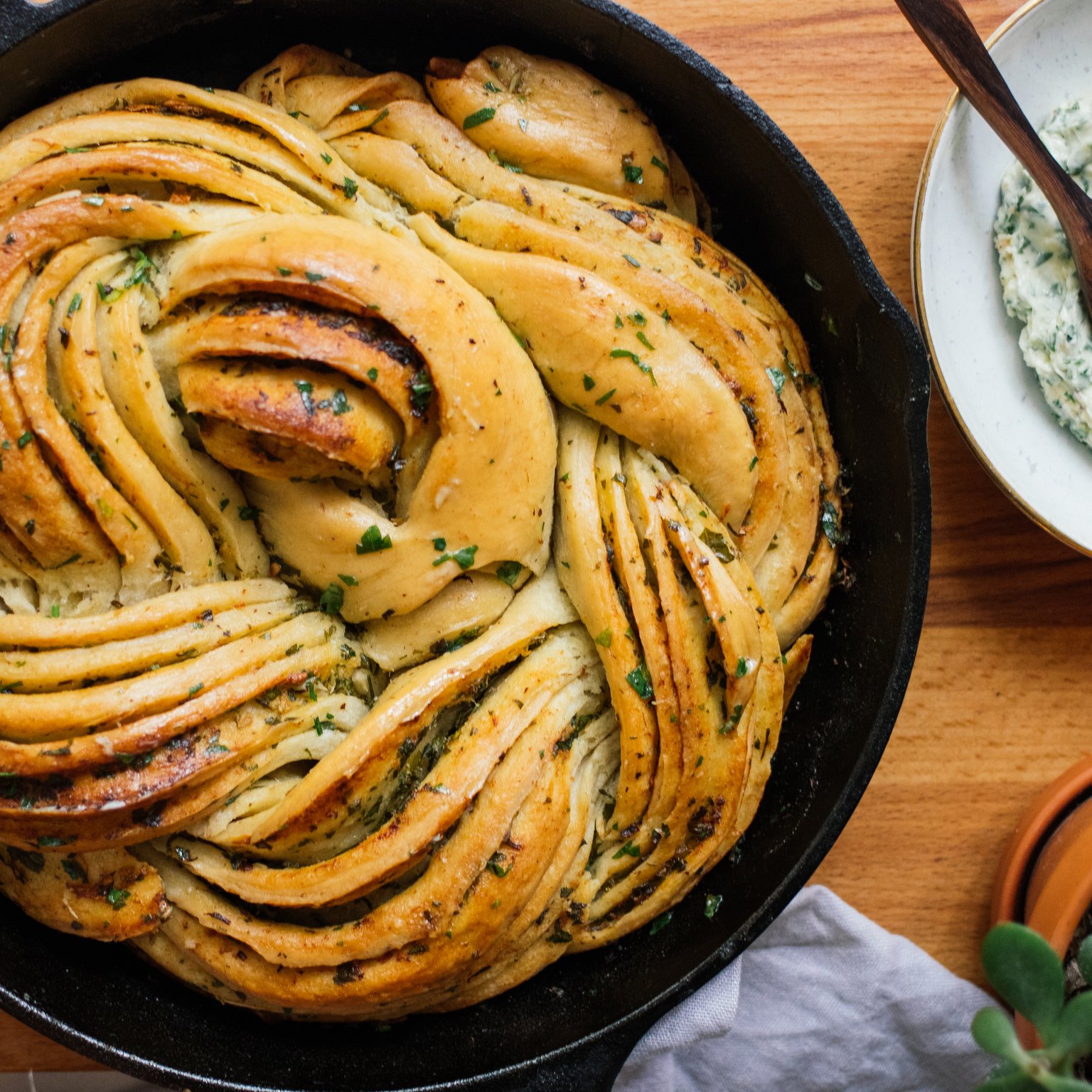 Veganes Knoblauchbrot mit selbstgemachter veganer Knoblauchbutter