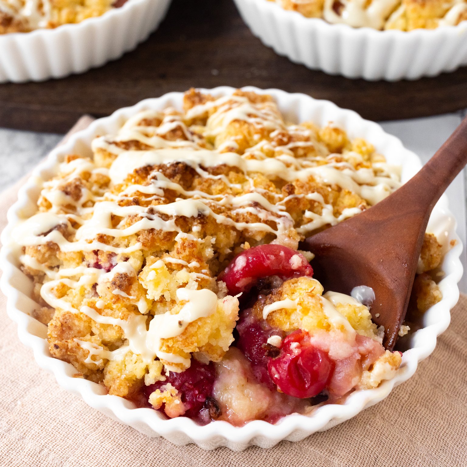 Veganer Stachelbeer-Crumble mit Kokosstreuseln
