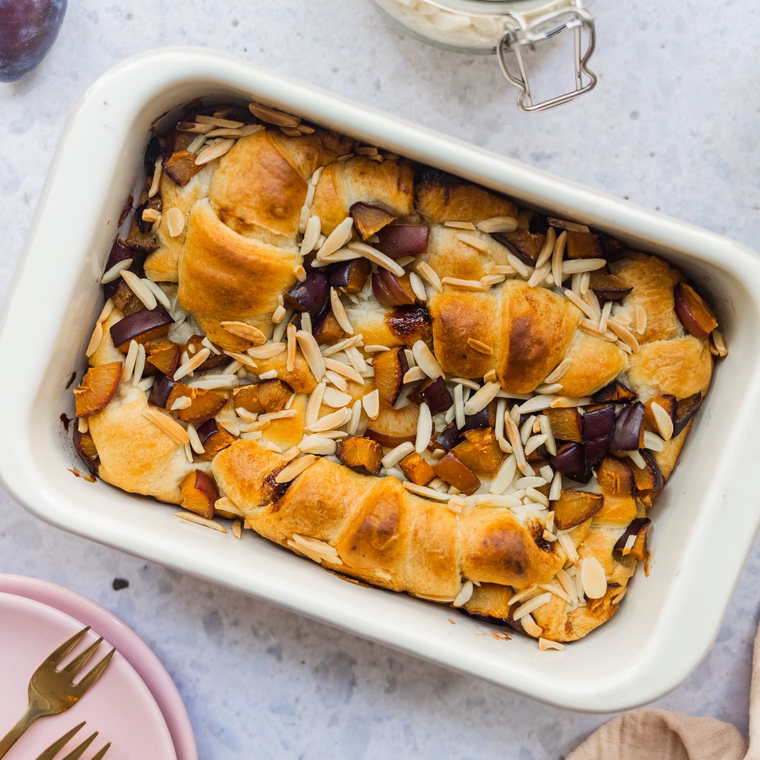 Veganer Croissant-Auflauf mit Zwetschgen