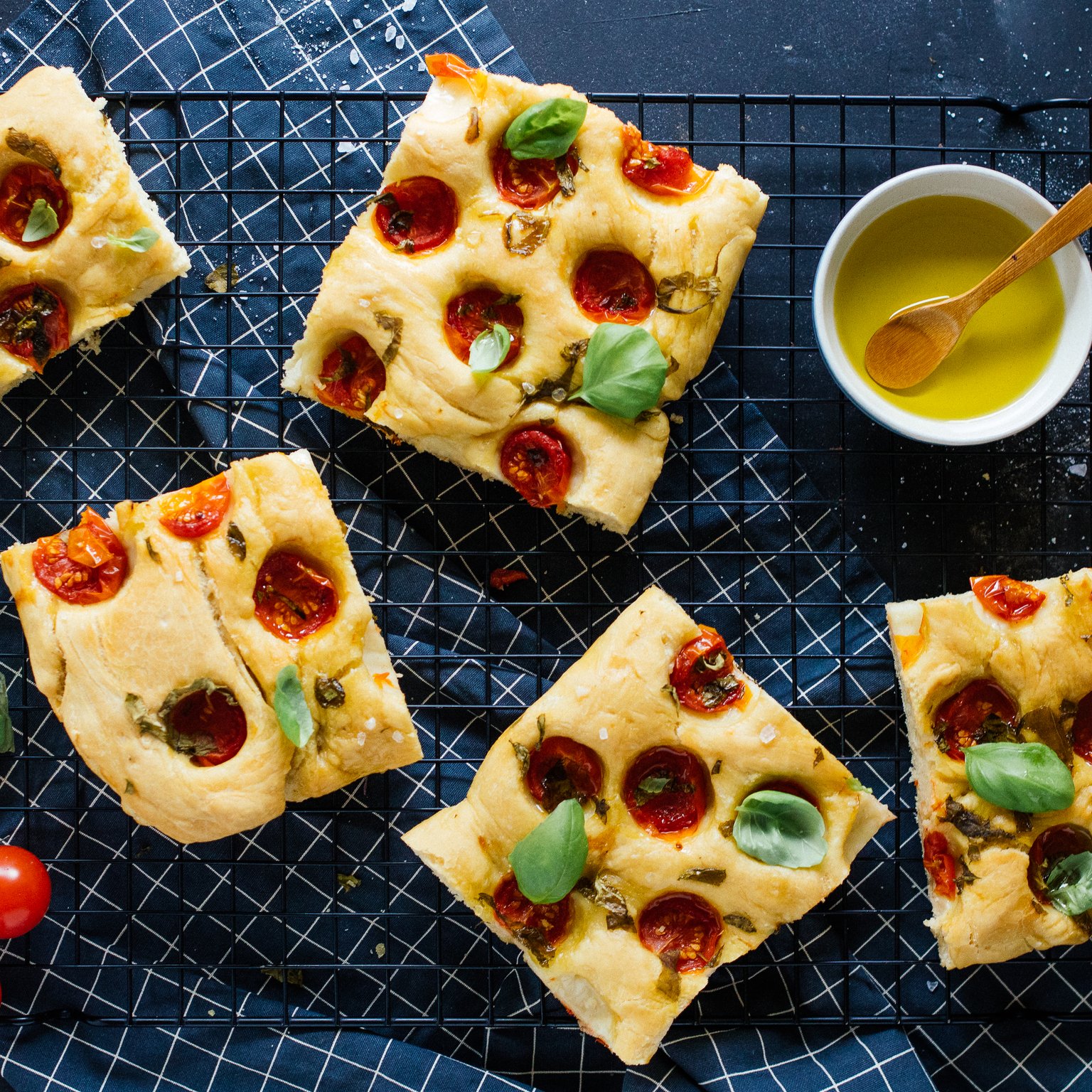 Vegane Focaccia mit Tomaten & Basilikum
