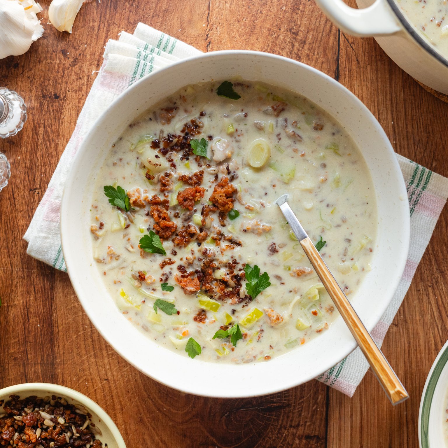 Vegane Käse-Lauch-Suppe mit „Hack"