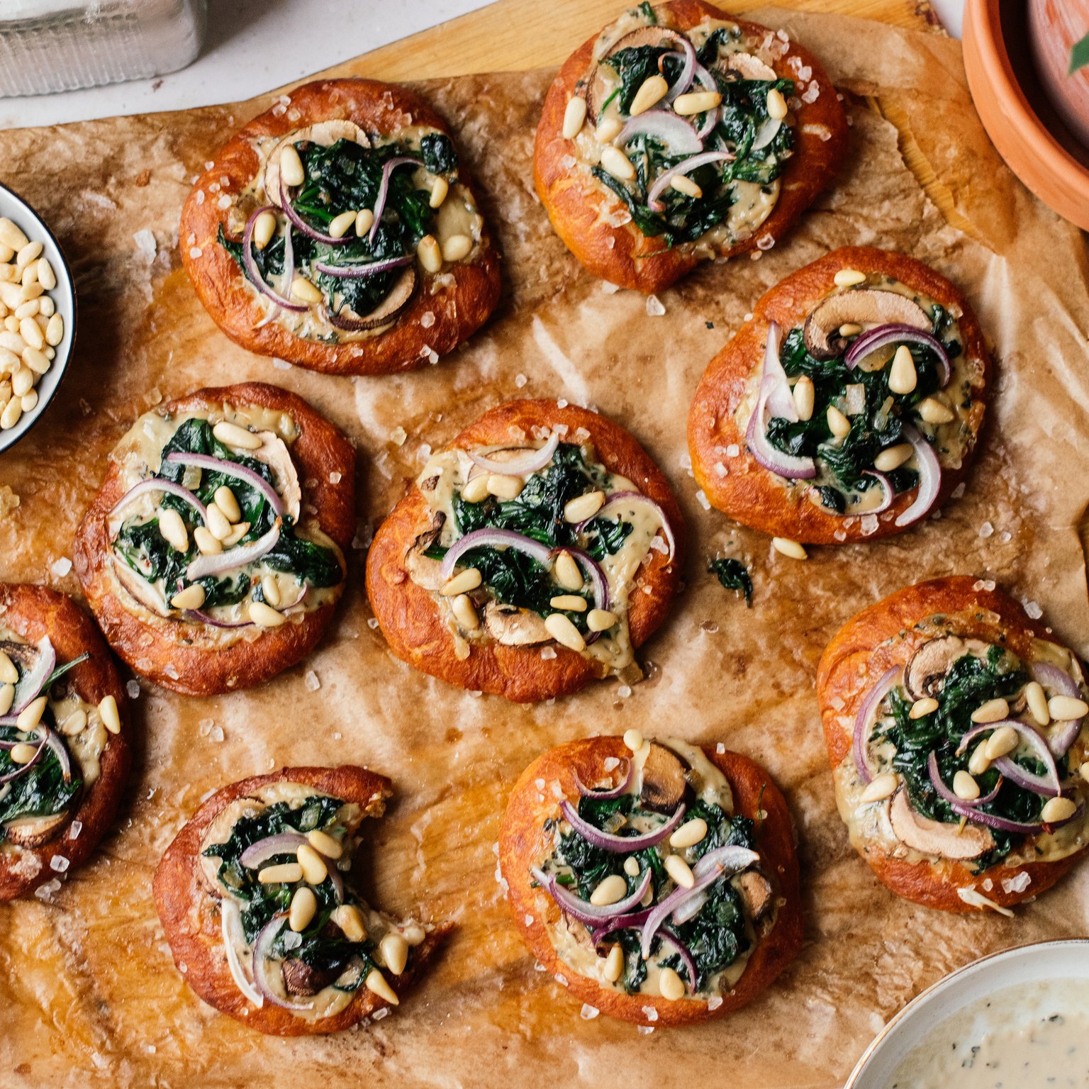 Vegane Brezel-Mini-Pizza mit Spinat