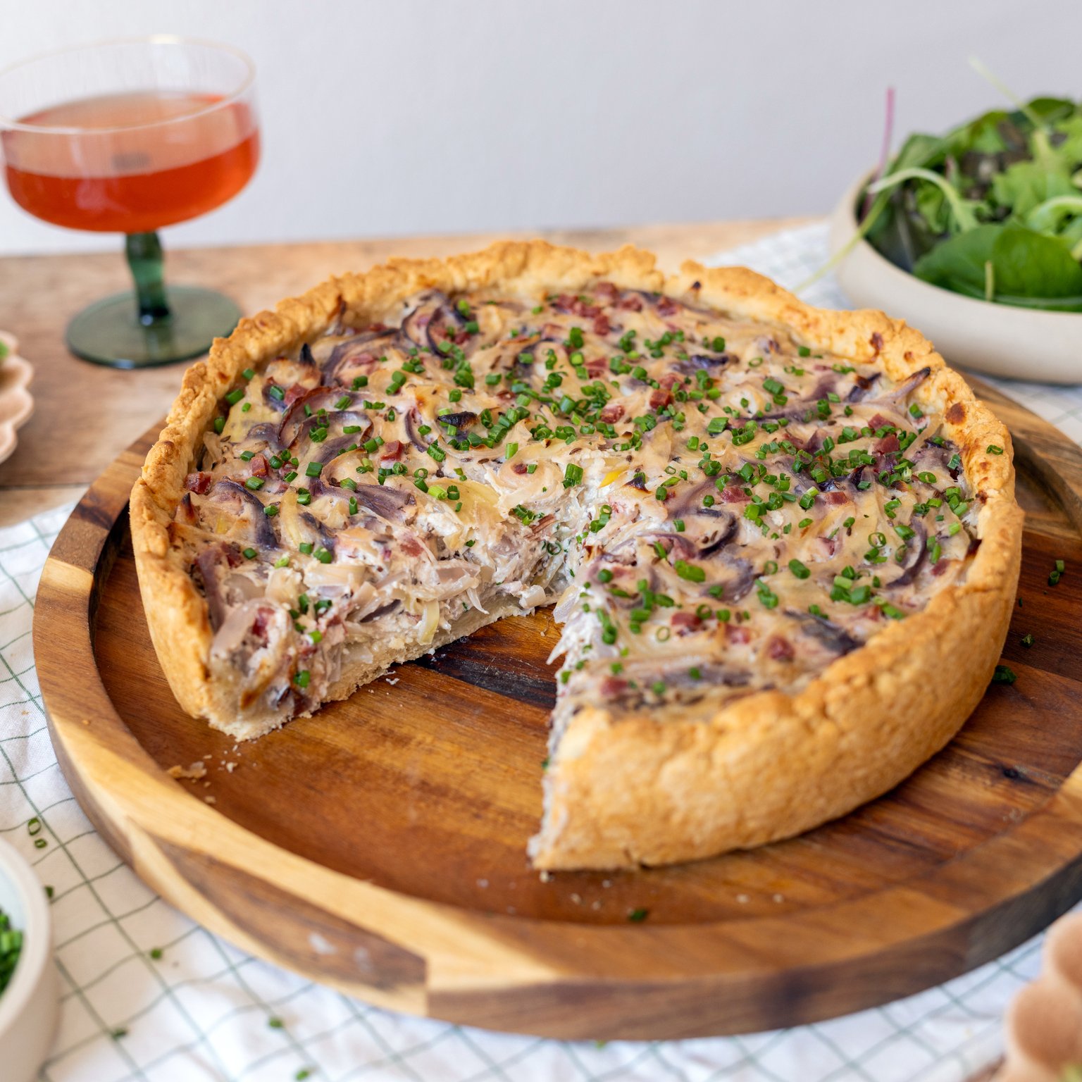 Veganer Zwiebelkuchen mit Mürbeteig