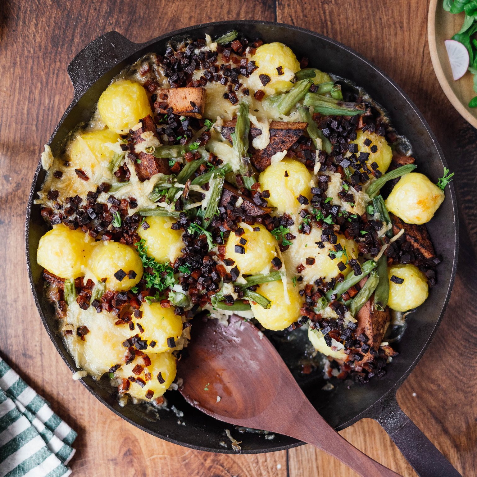 Veganer Knödelauflauf mit Leberkäse und Sauerkraut