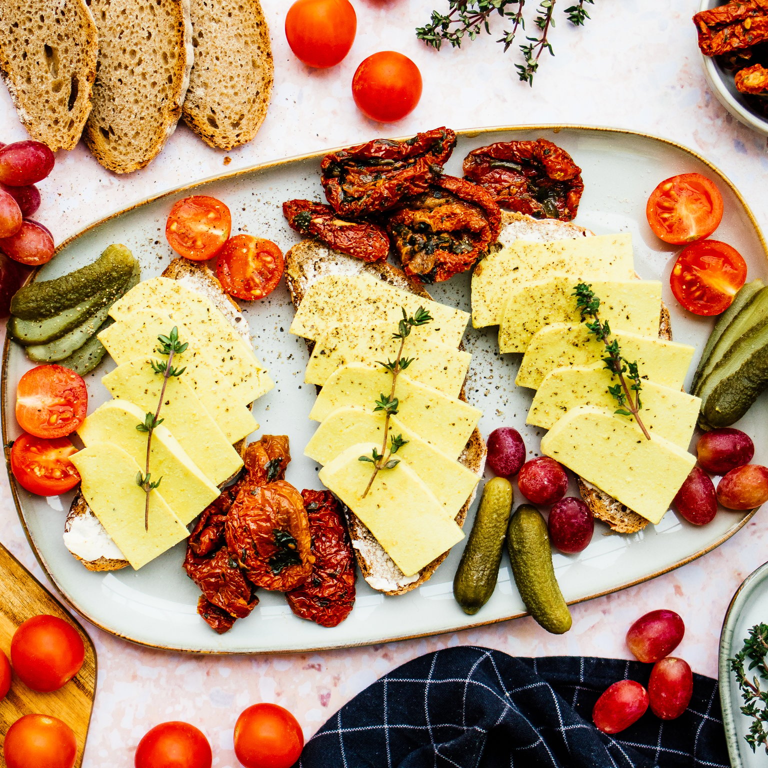 Selbstgemachter veganer Schnittkäse