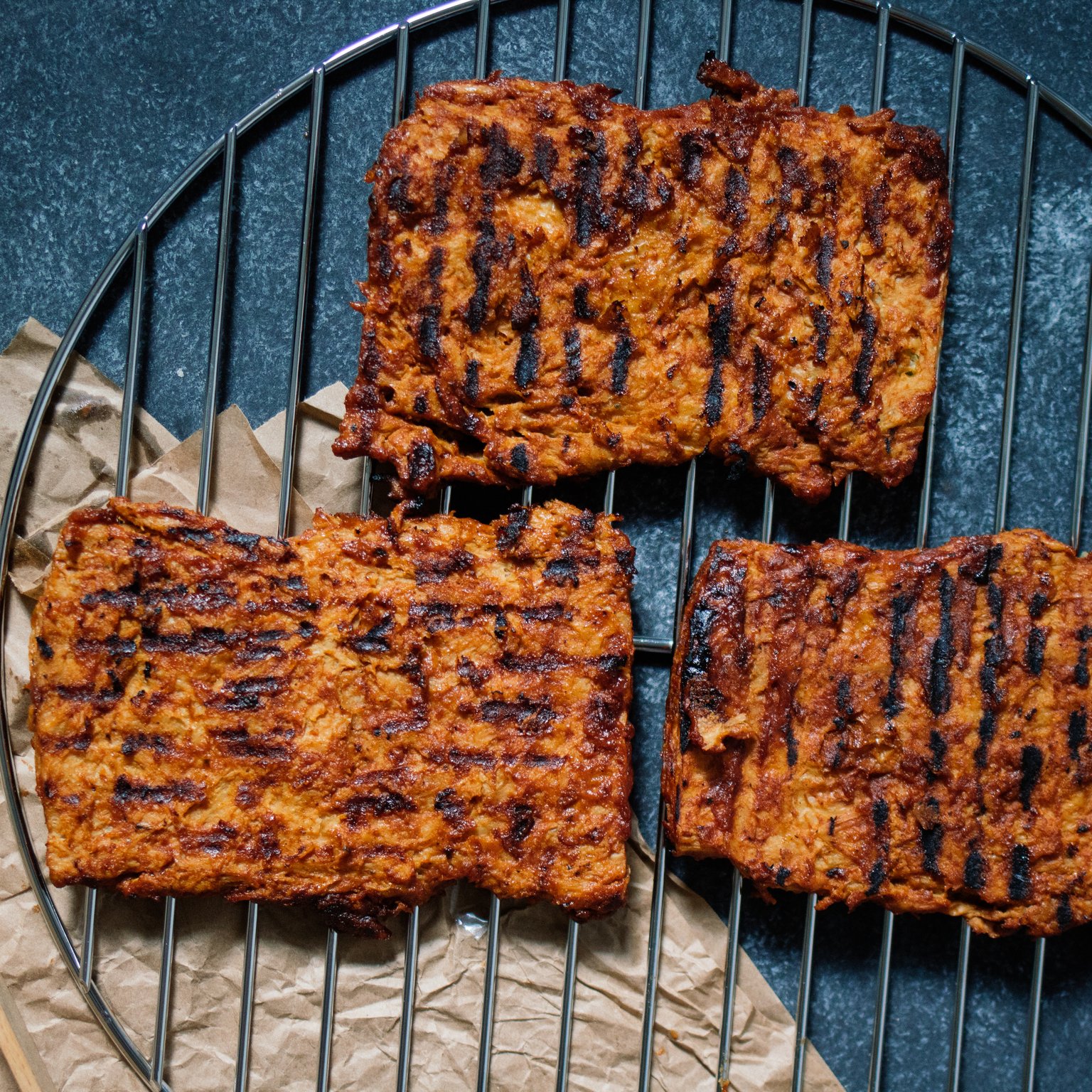 Gegrillte Sojasteaks in würziger Marinade