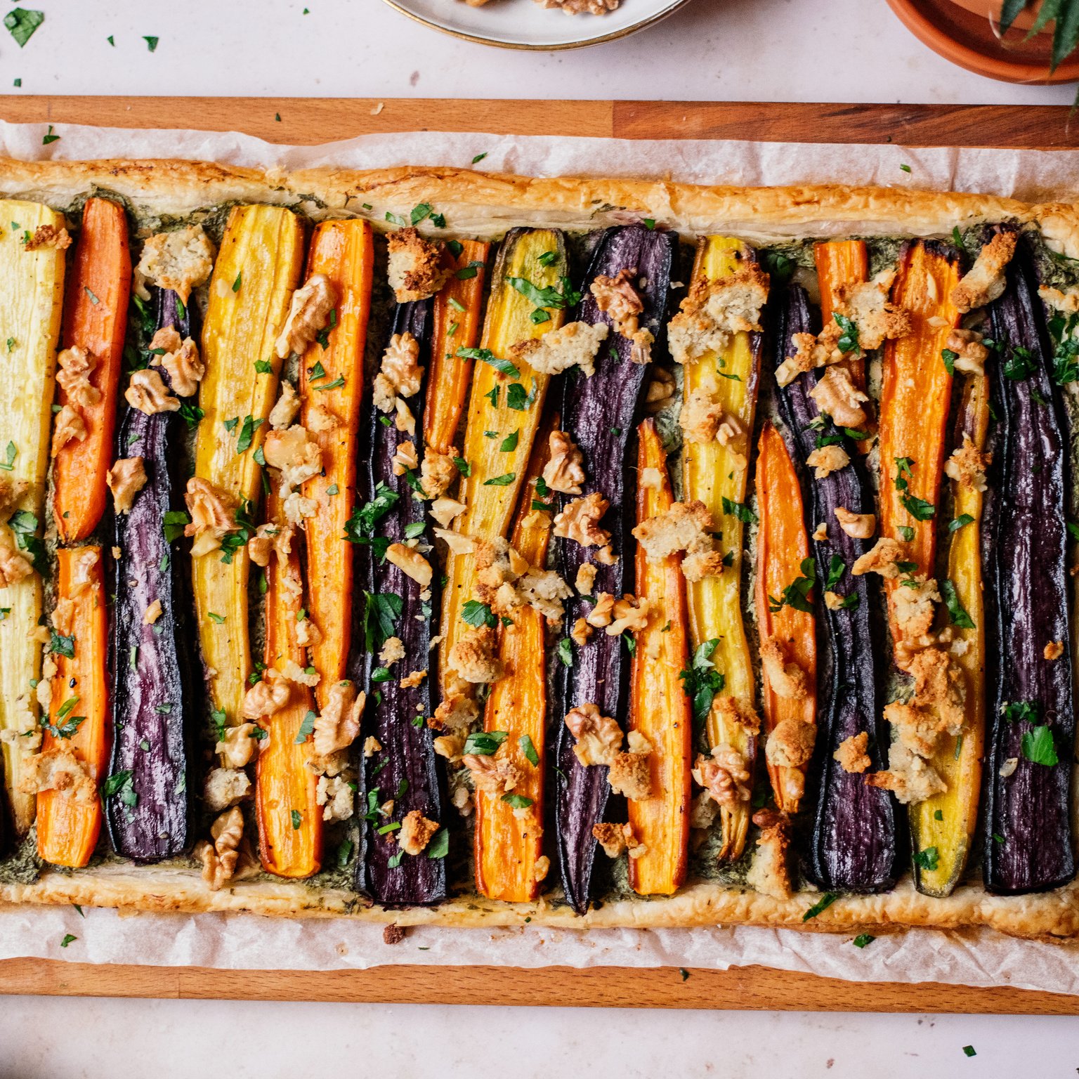 Möhrentarte mit Dinkel-Blätterteig und veganem Fetakäse