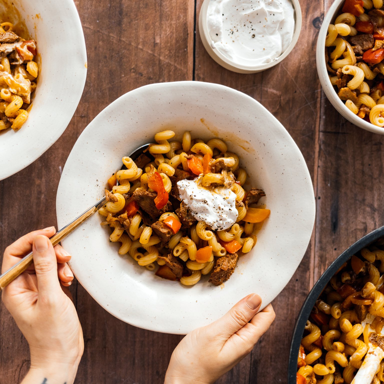 Veganes Paprika-Seitan-Gulasch mit Nudeln