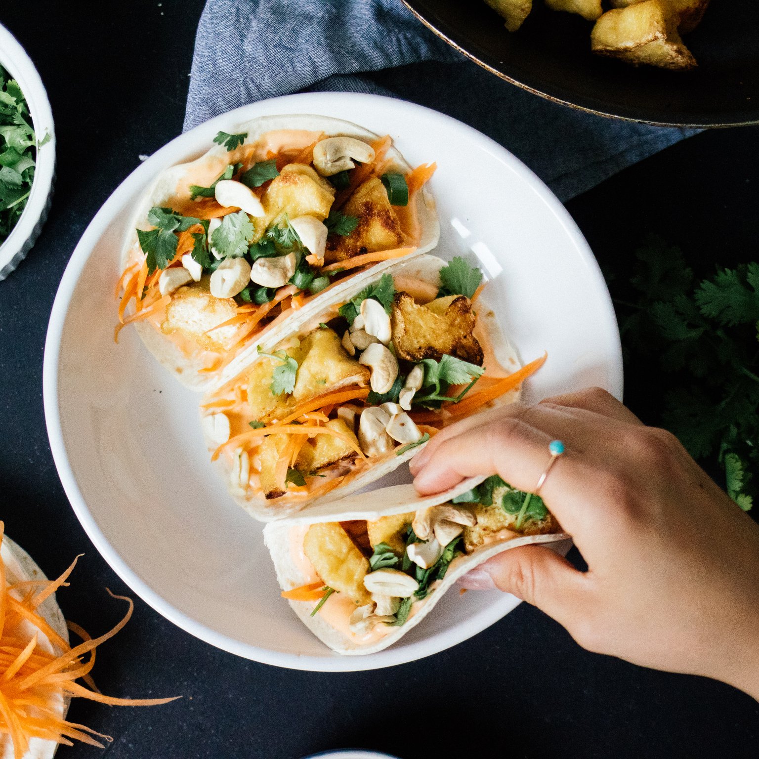 Vegane Bánh mì Tacos mit Sriracha Mayo