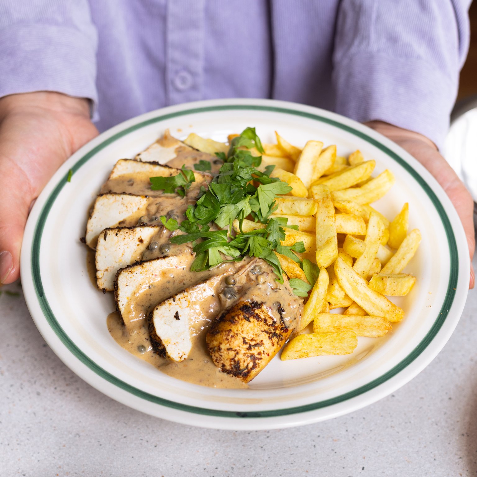 Steak frites aus Tofu in Pfeffersoße
