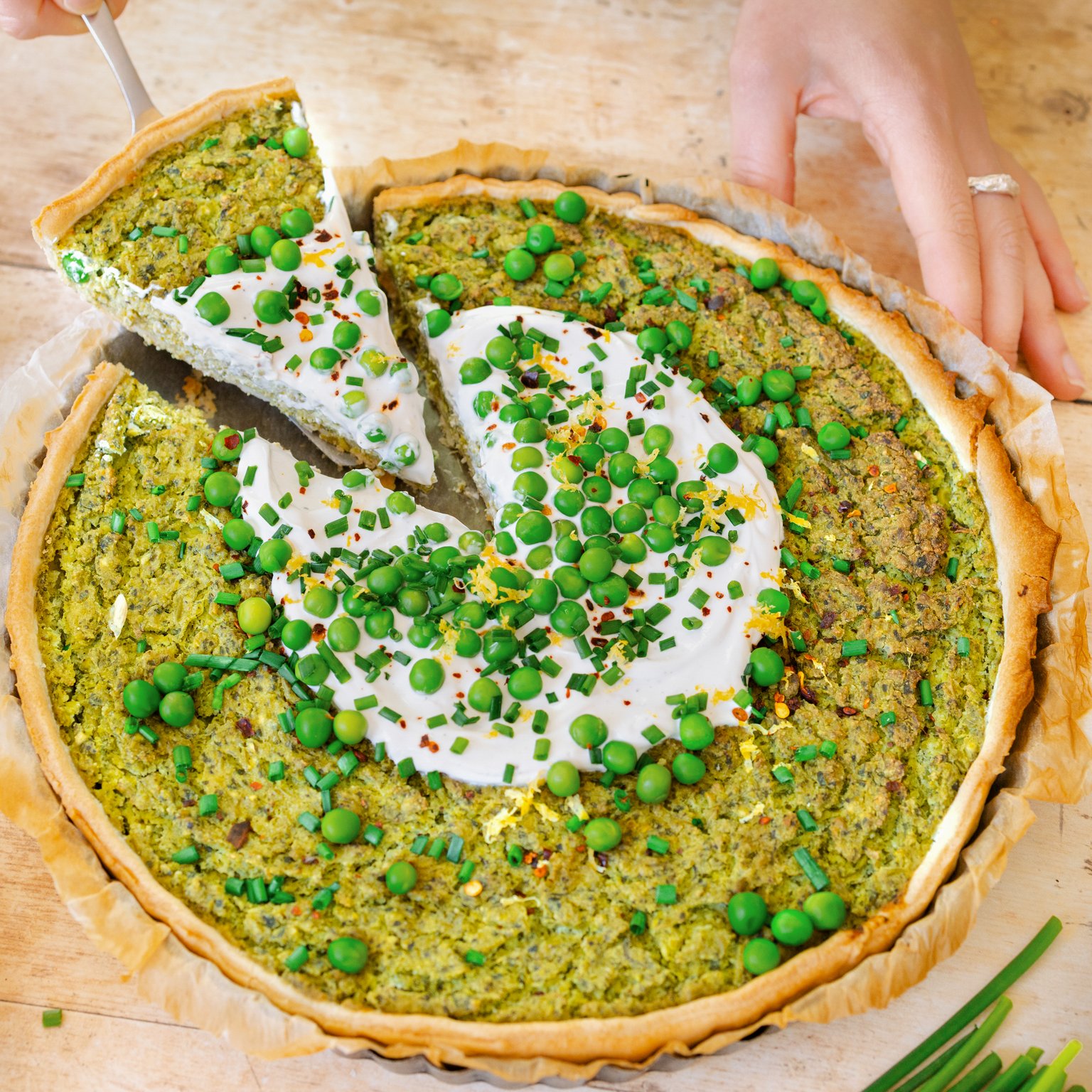 Vegane Quiche mit Erbsen, Spinat und Kräutern