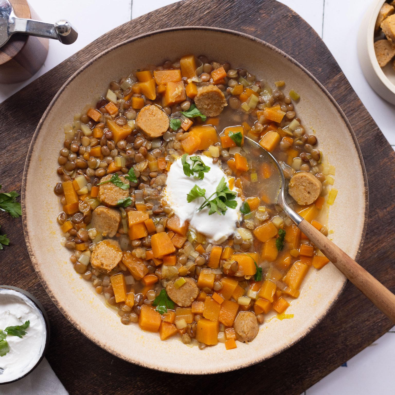 Veganer Linseneintopf mit Würstchen