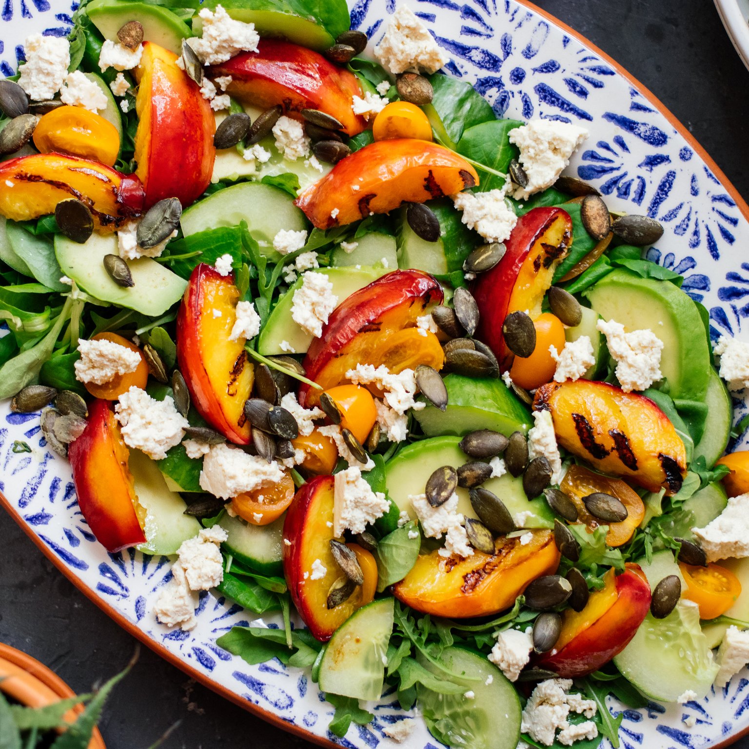 Sommersalat mit gegrilltem Pfirsich