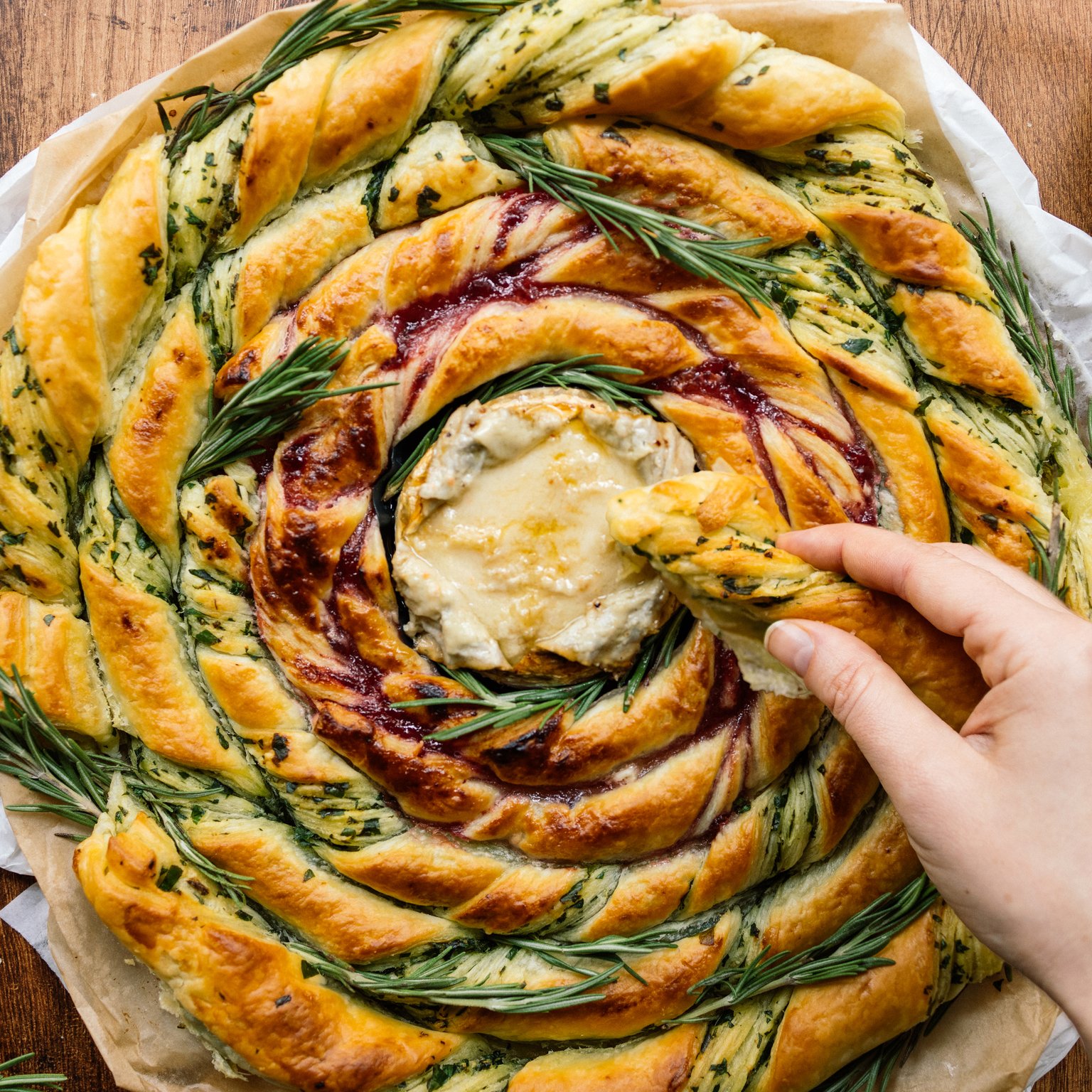 Veganer Back-Camembert im Blätterteig-Kranz