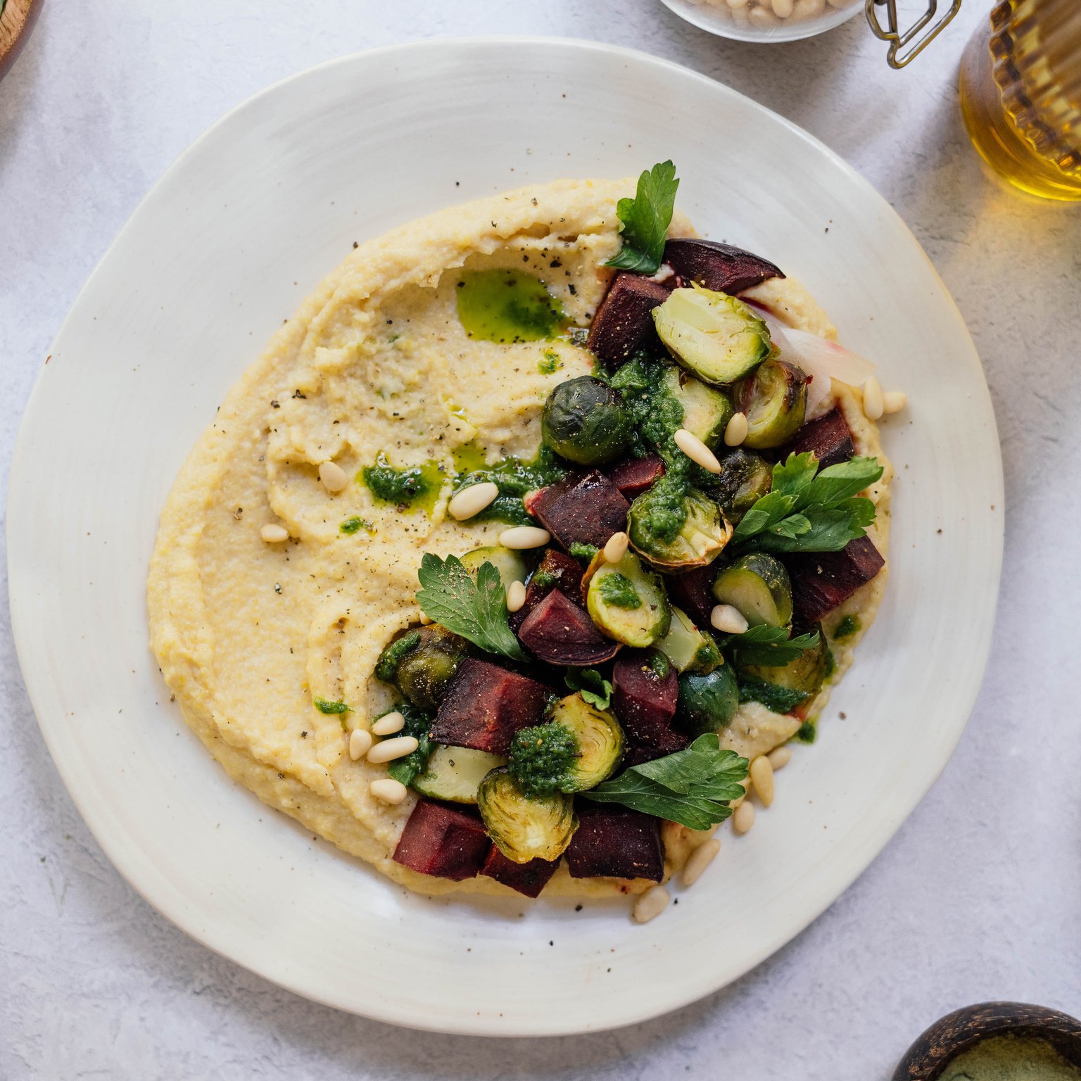 Cremige Polenta mit Rosenkohl & Rote Bete