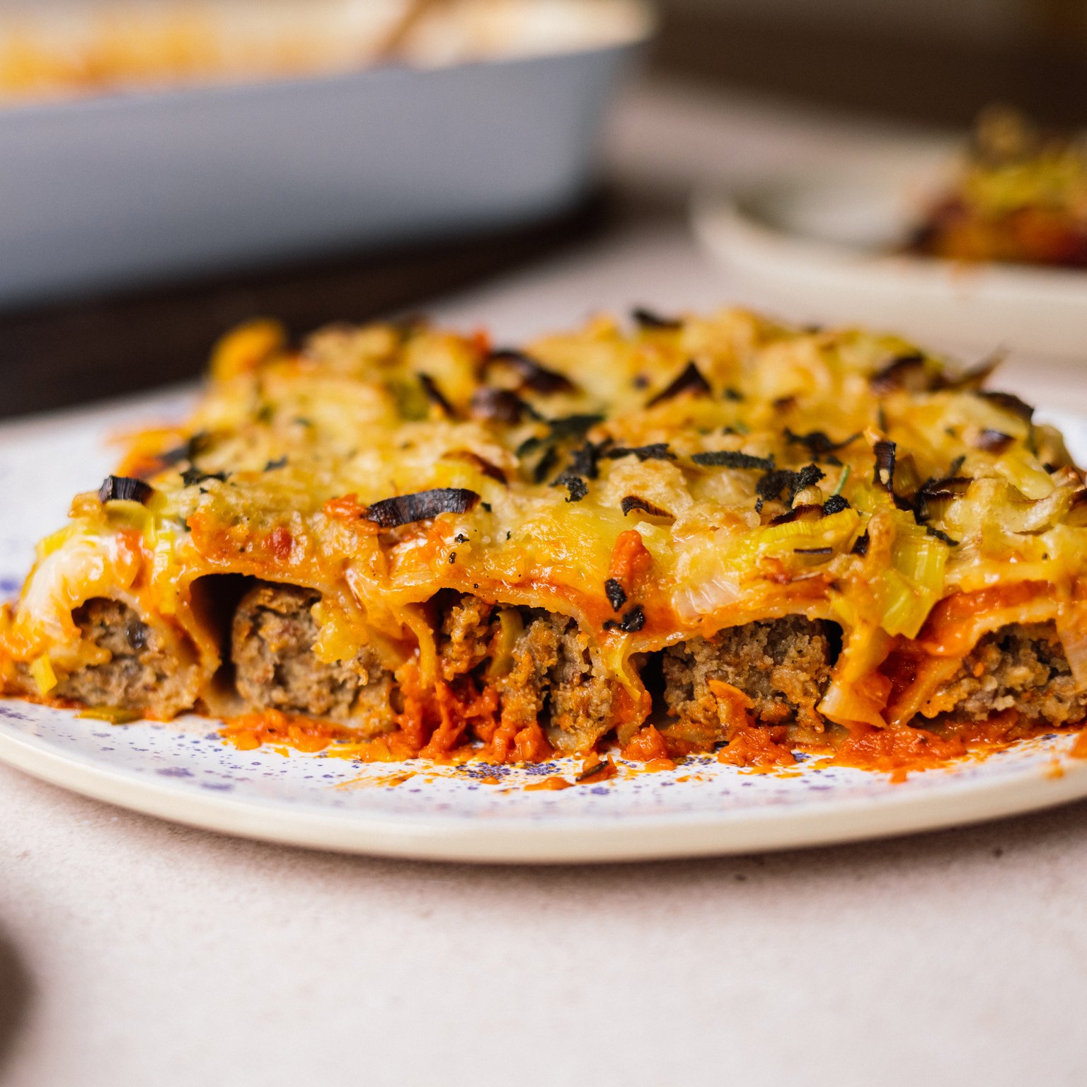 Cannelloni mit veganer Hackfüllung und Käse-Lauch-Topping