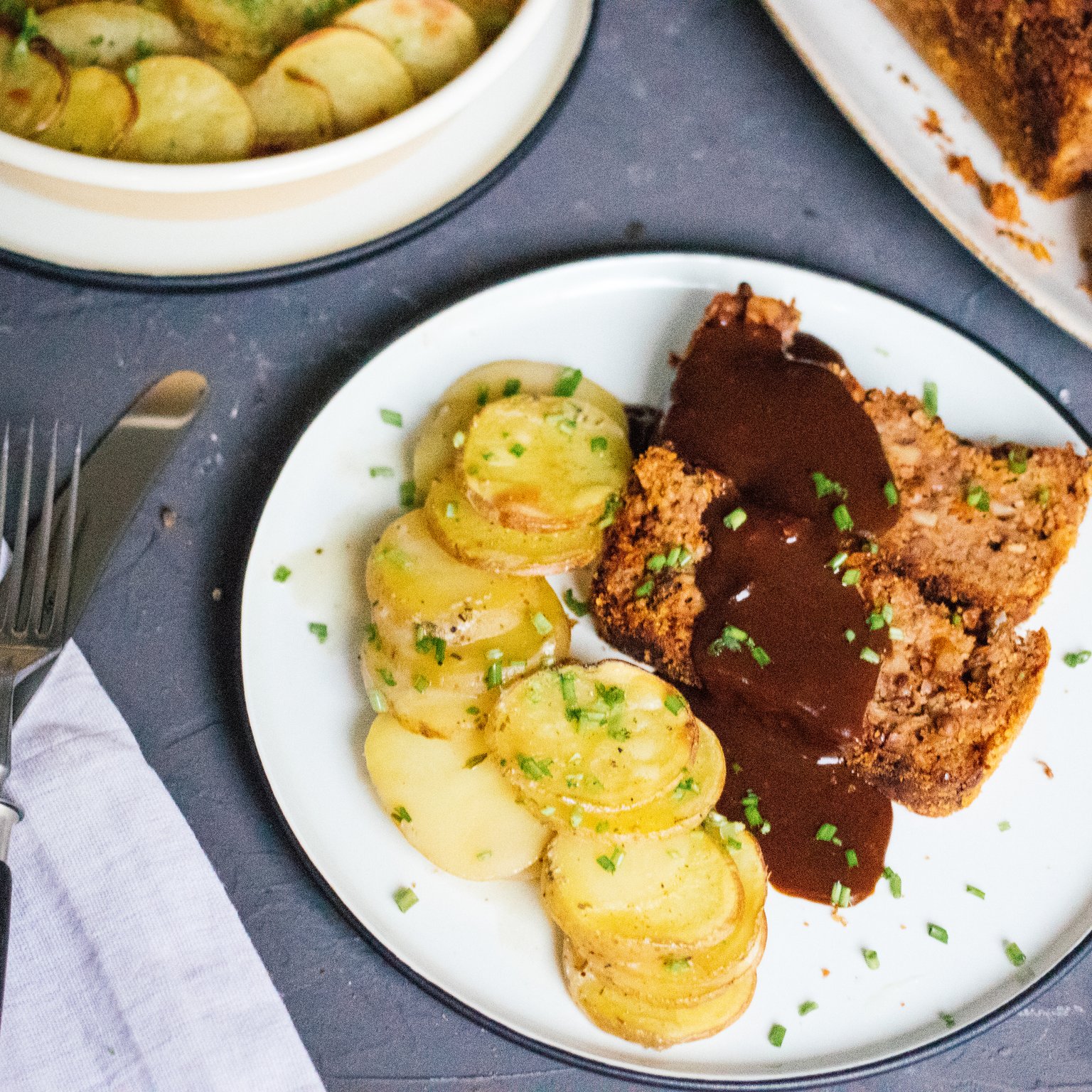Linsenbraten mit veganem Kartoffelgratin