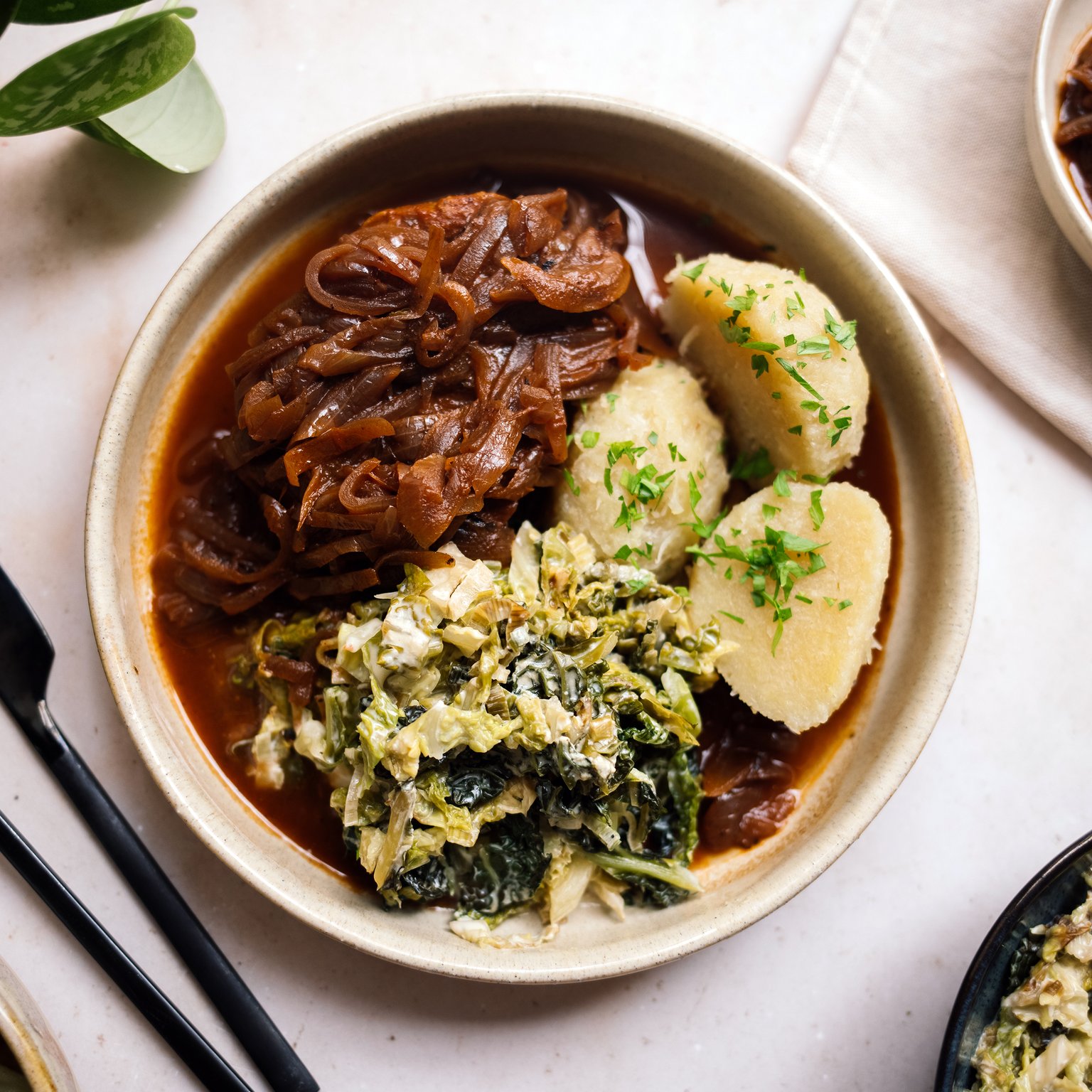 Grüne Klöße mit Zwiebelrostseitan und veganem Rahmwirsing