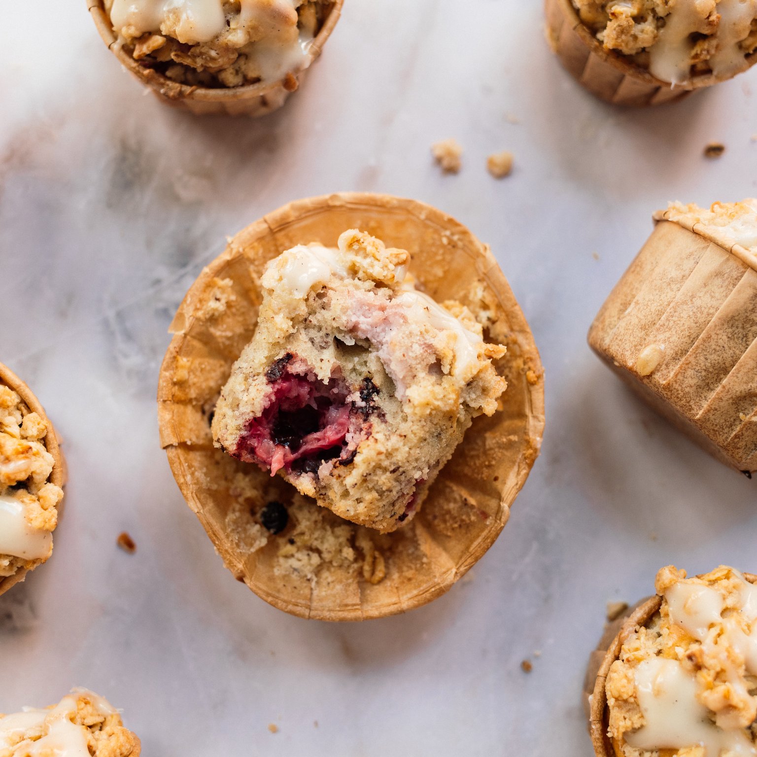Vegane Himbeermuffins mit Frischkäse-Füllung und Haferflocken-Streusel