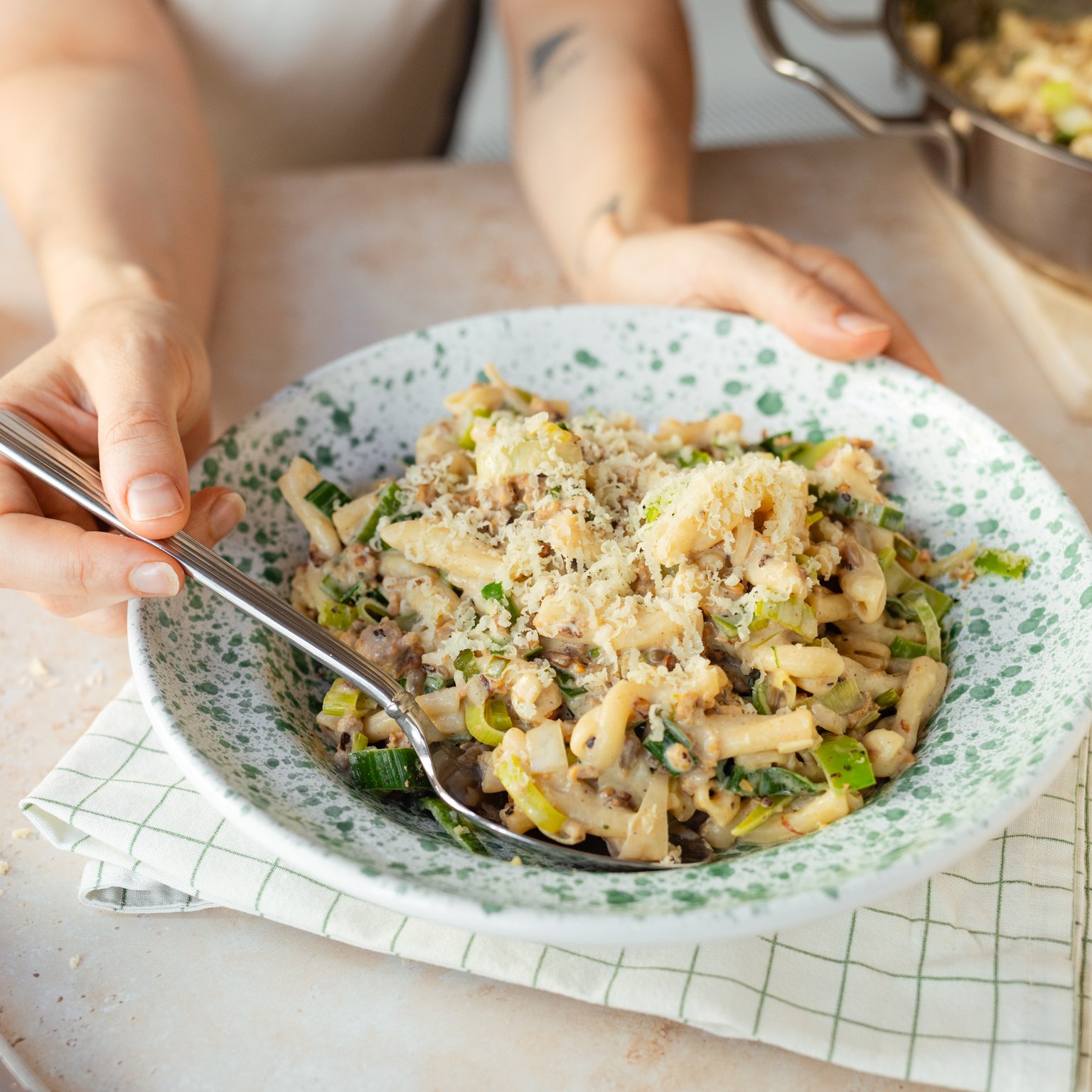 Nudeln mit veganer Käse-Lauch-Hack-Soße