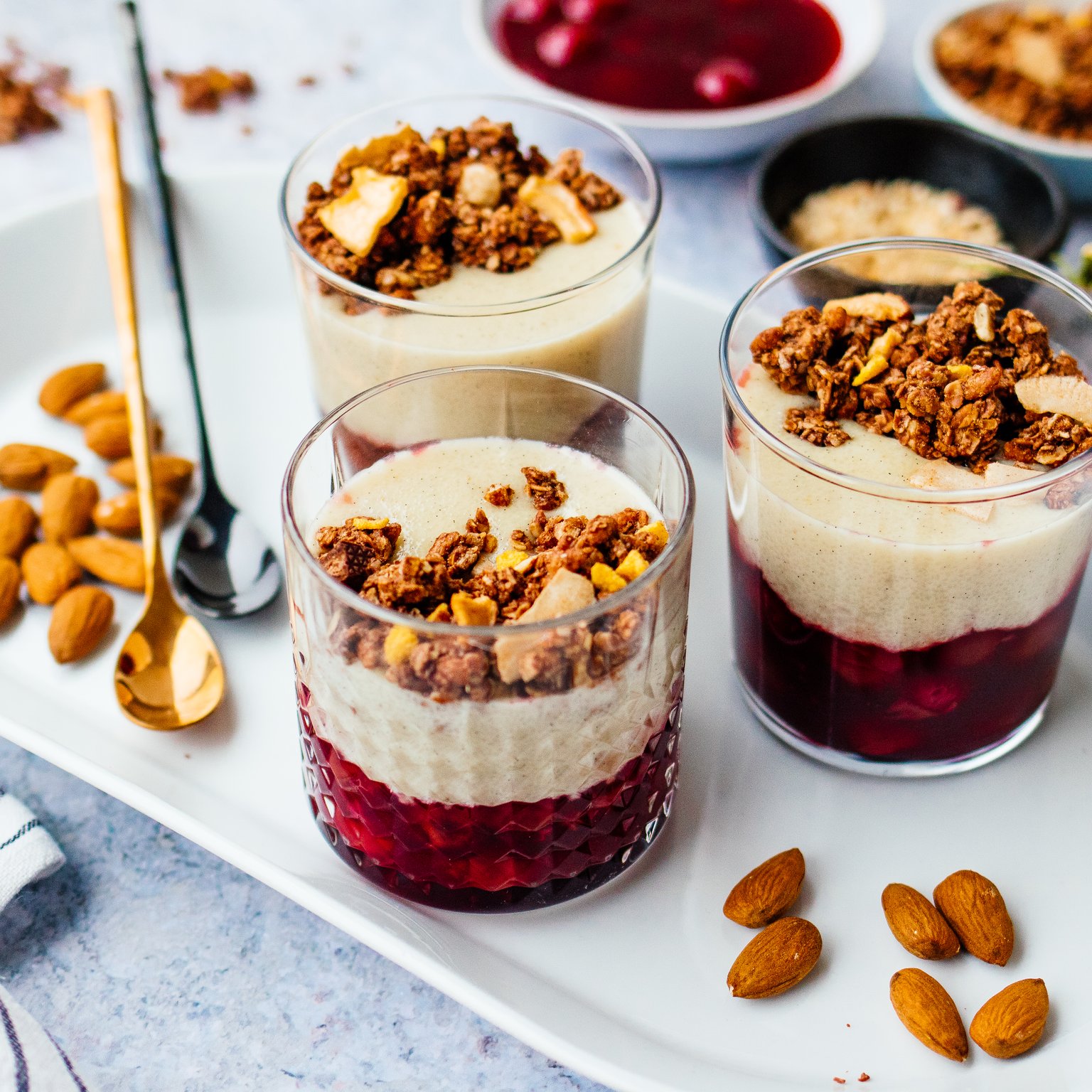 Veganes 20-Minuten-Dessert mit Grießbrei und Kirschen