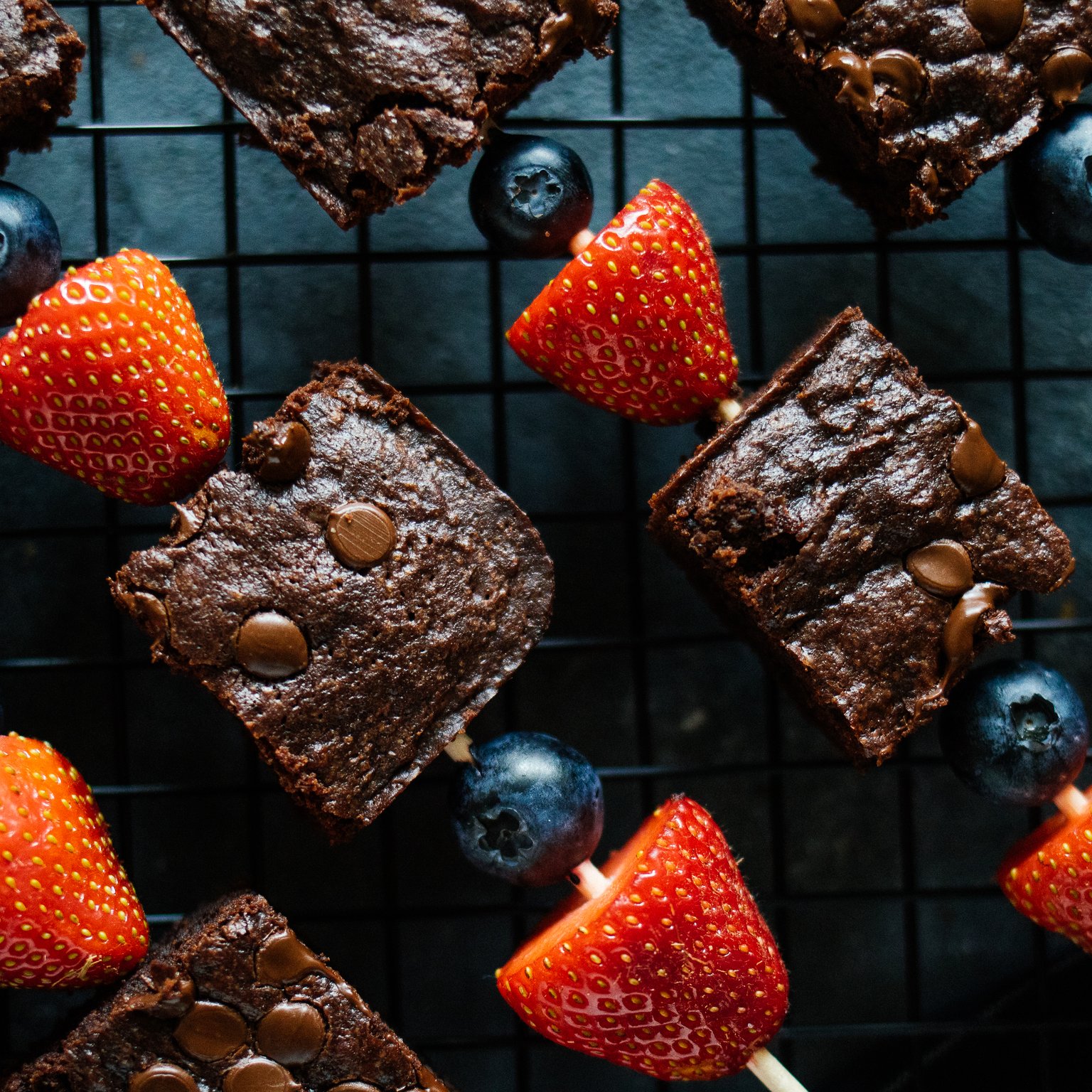 Sweet Sticks with vegan Brownies & Berries