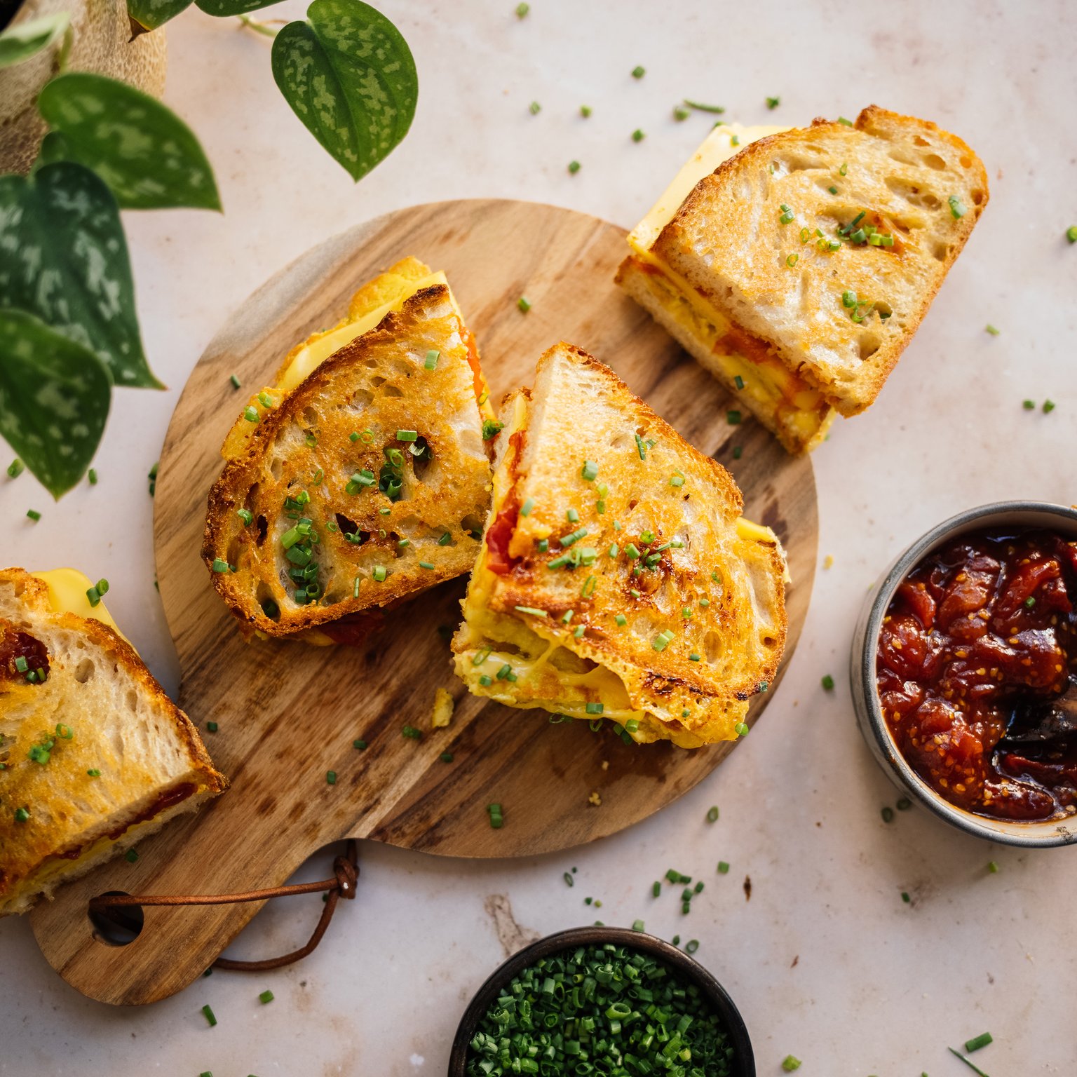 Veganes Breakfast-Grilled-Cheese mit Tomatenmarmelade