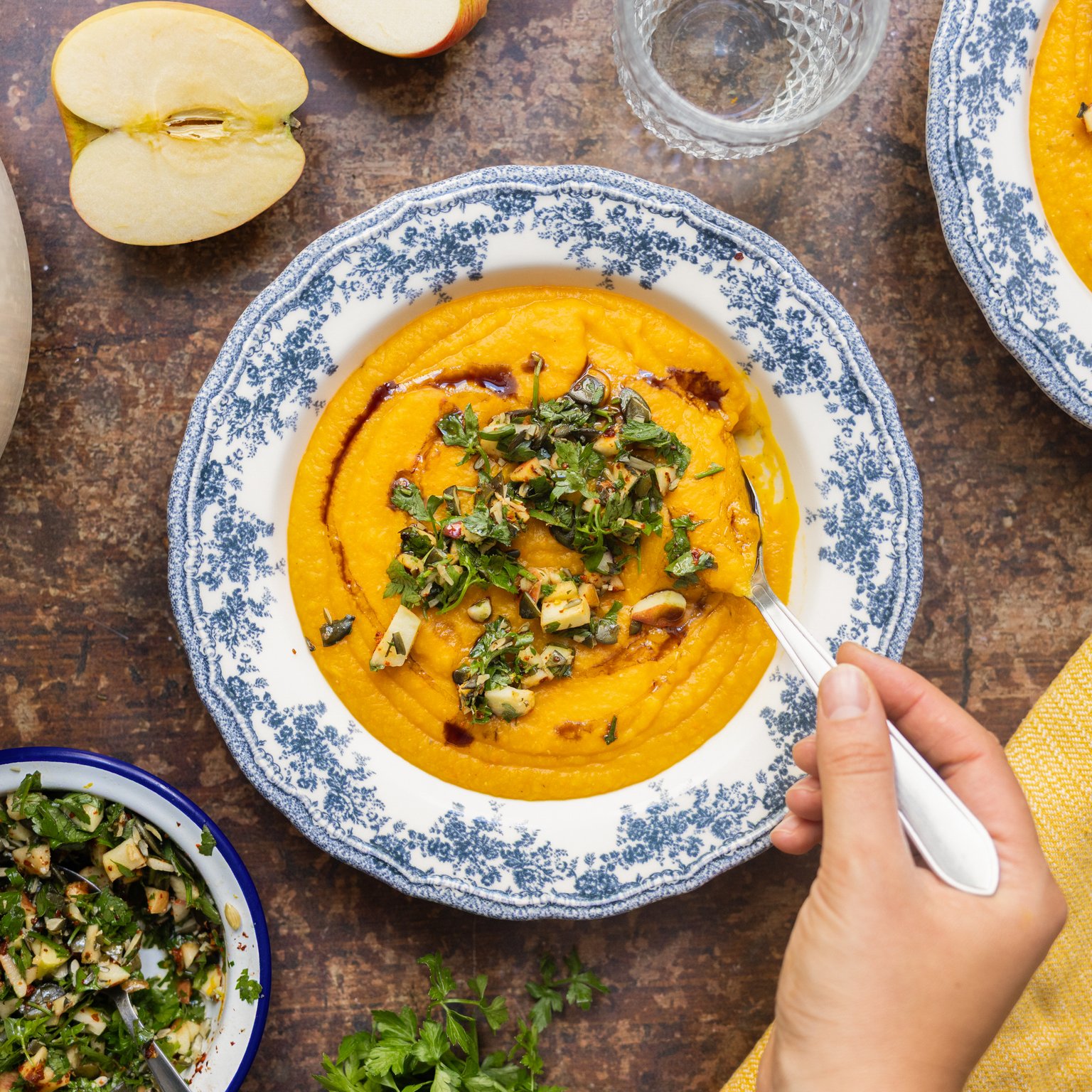 Kürbis-Linsen-Suppe mit Apfel und Kräuter-Gremolata