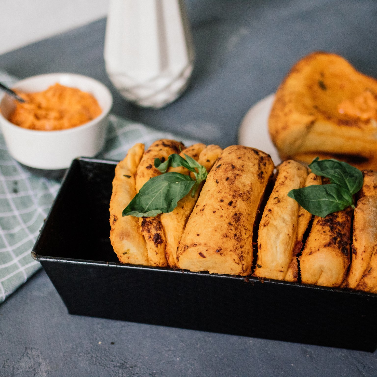Veganes Faltenbrot mit Ajvarbutter