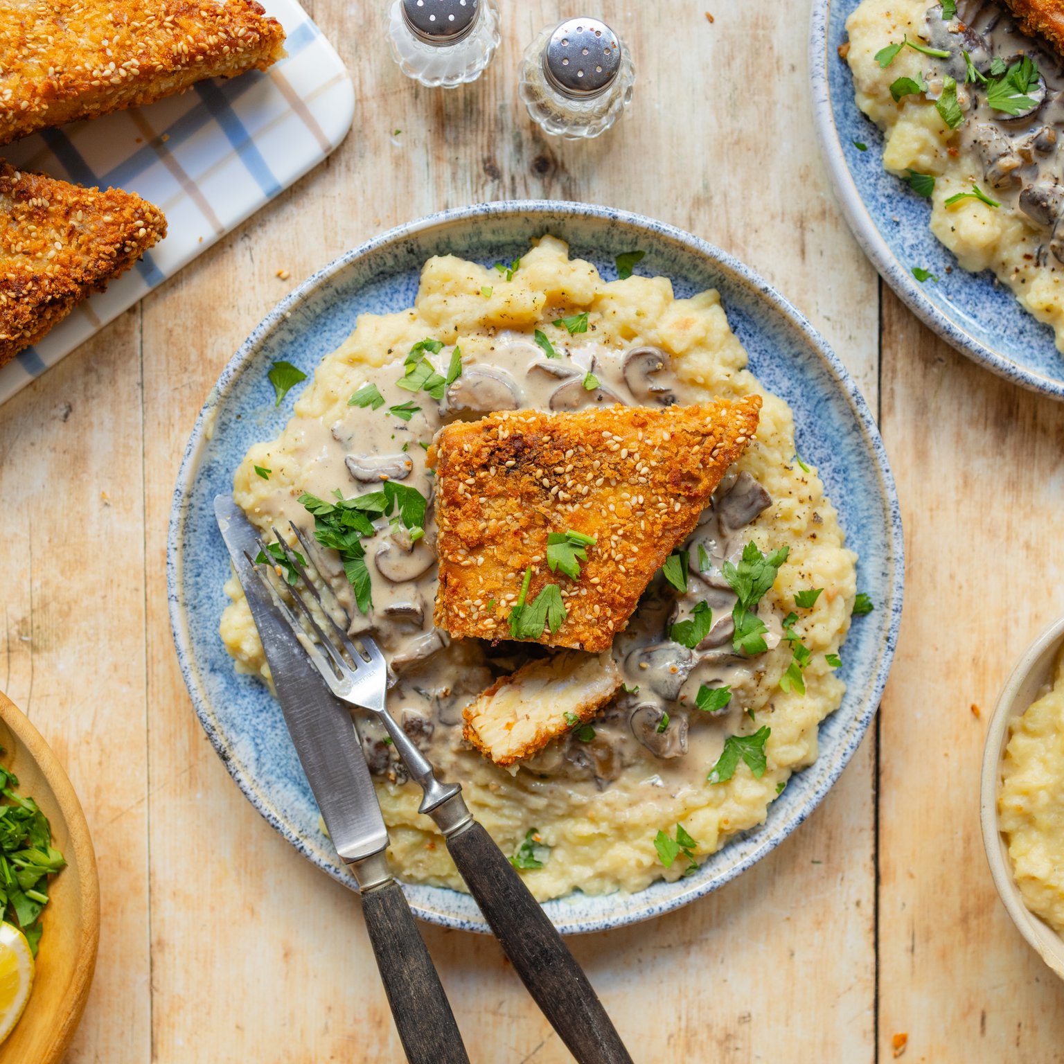 Knusprige Tempehschnitzel mit Kartoffel-Pastinaken-Püree und Pilzsoße