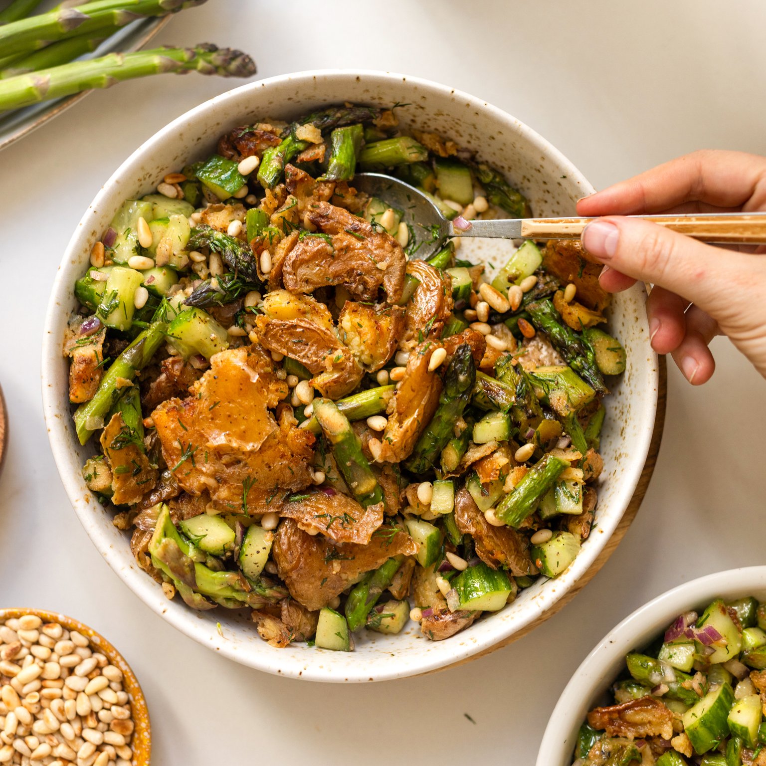 Knuspriger Kartoffelsalat mit Spargel und veganem Honig-Senf-Dressing
