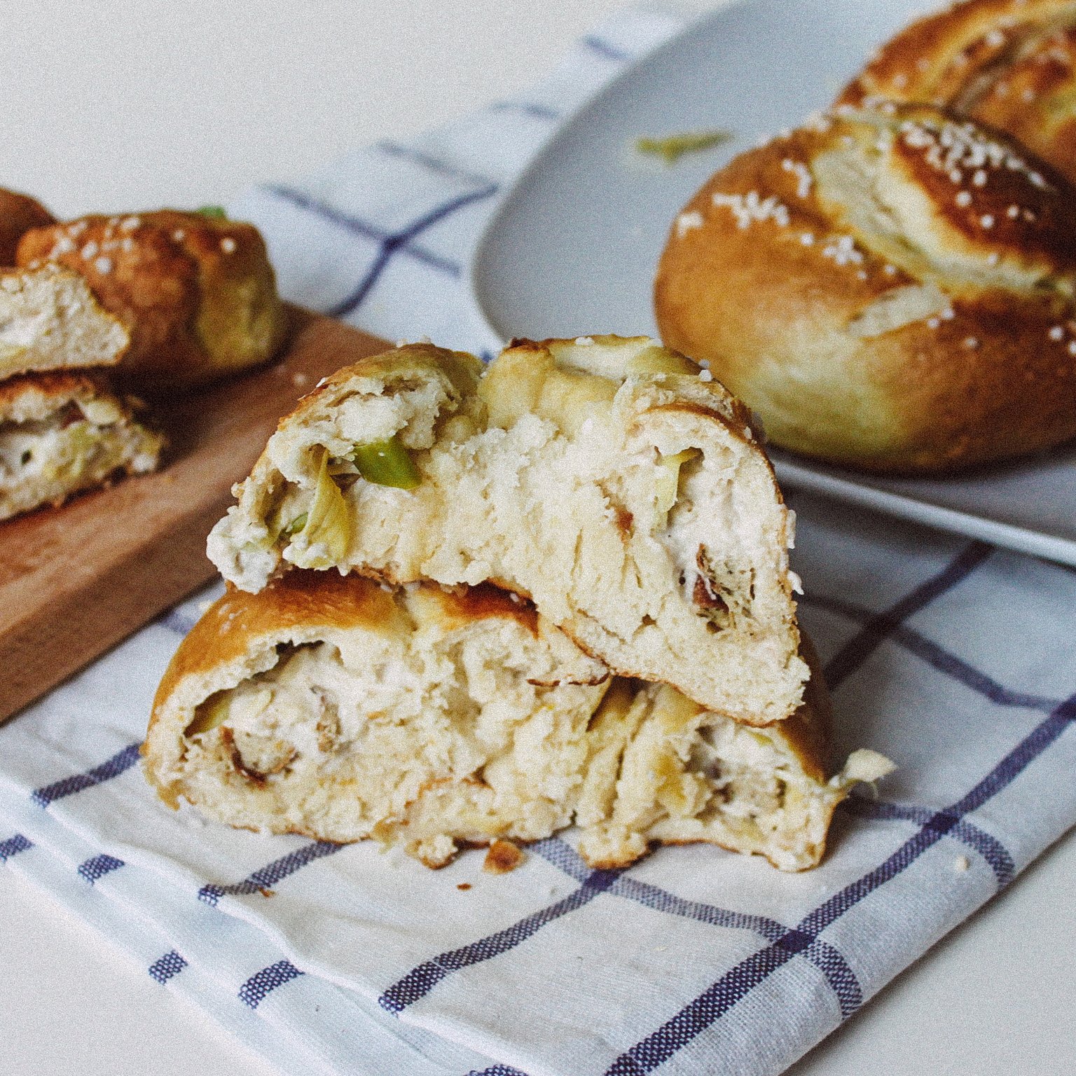 Selbstgebackene gefüllte Laugenbrötchen