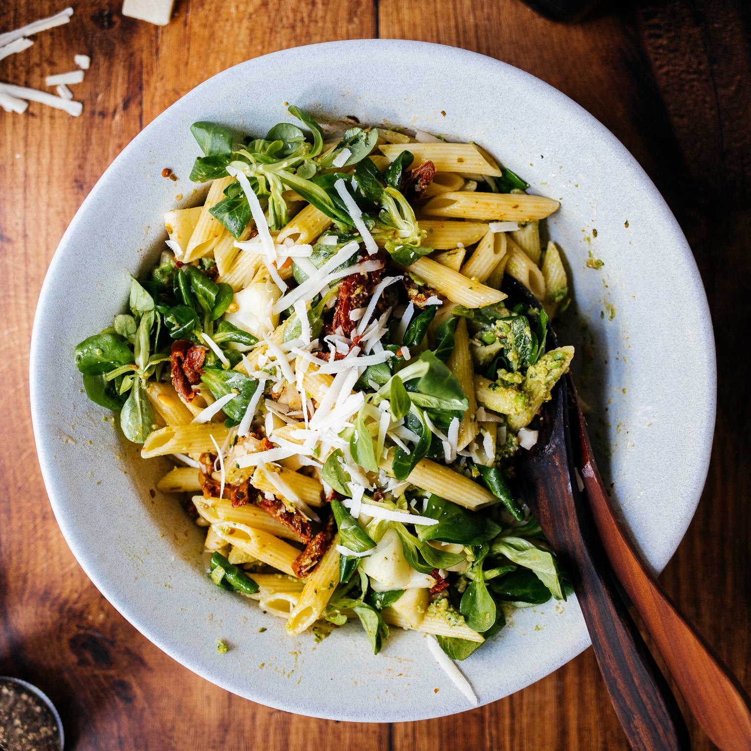 Veganer Nudelsalat mit Erbsenpesto & Honigmelone