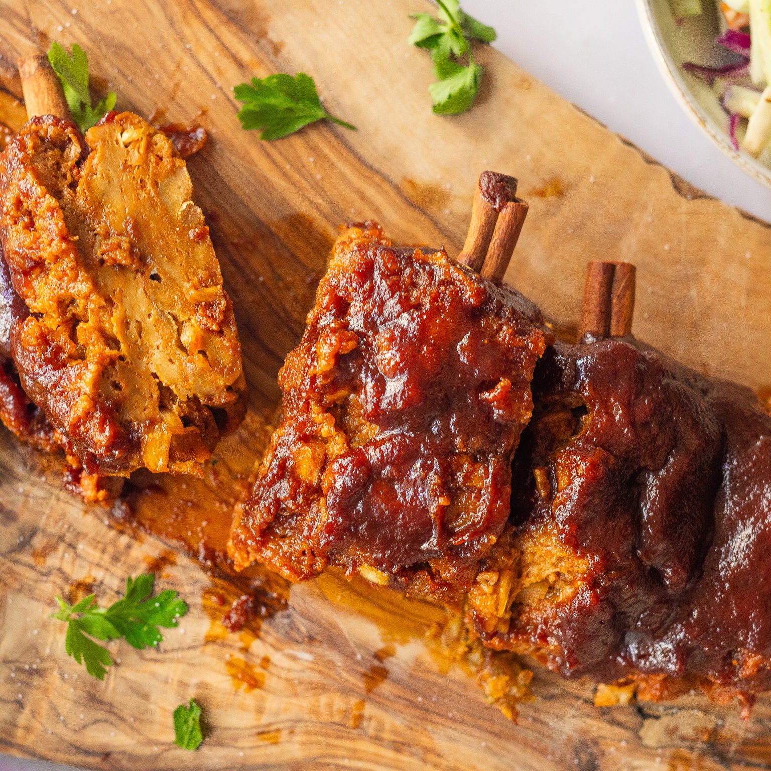 Vegane BBQ-Ribs vom Grill mit scharfem Limetten-Coleslaw