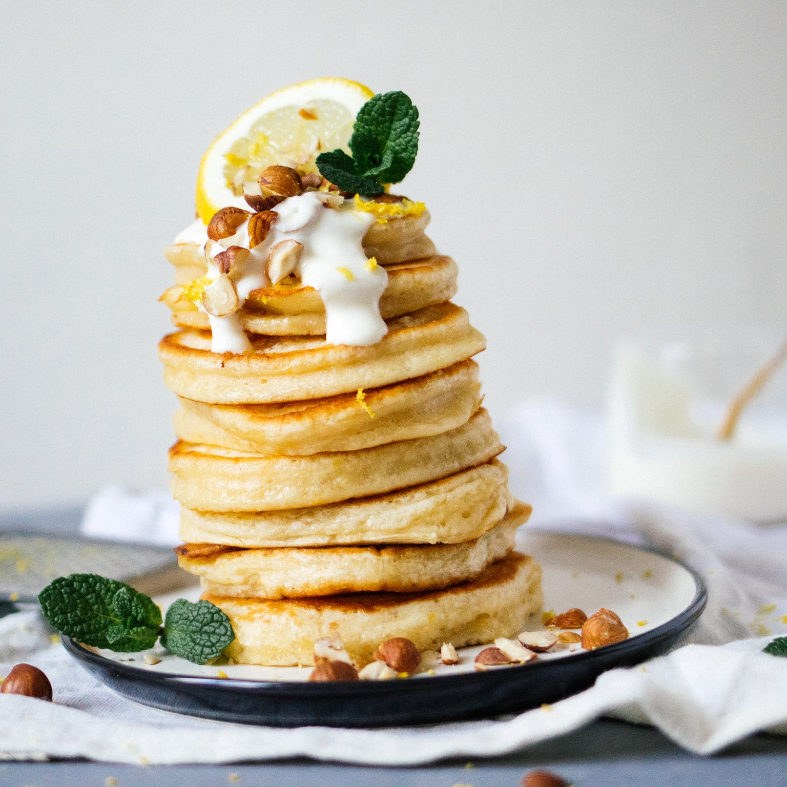 Vegane Pancakes mit Zitrone & pflanzlichem Joghurt
