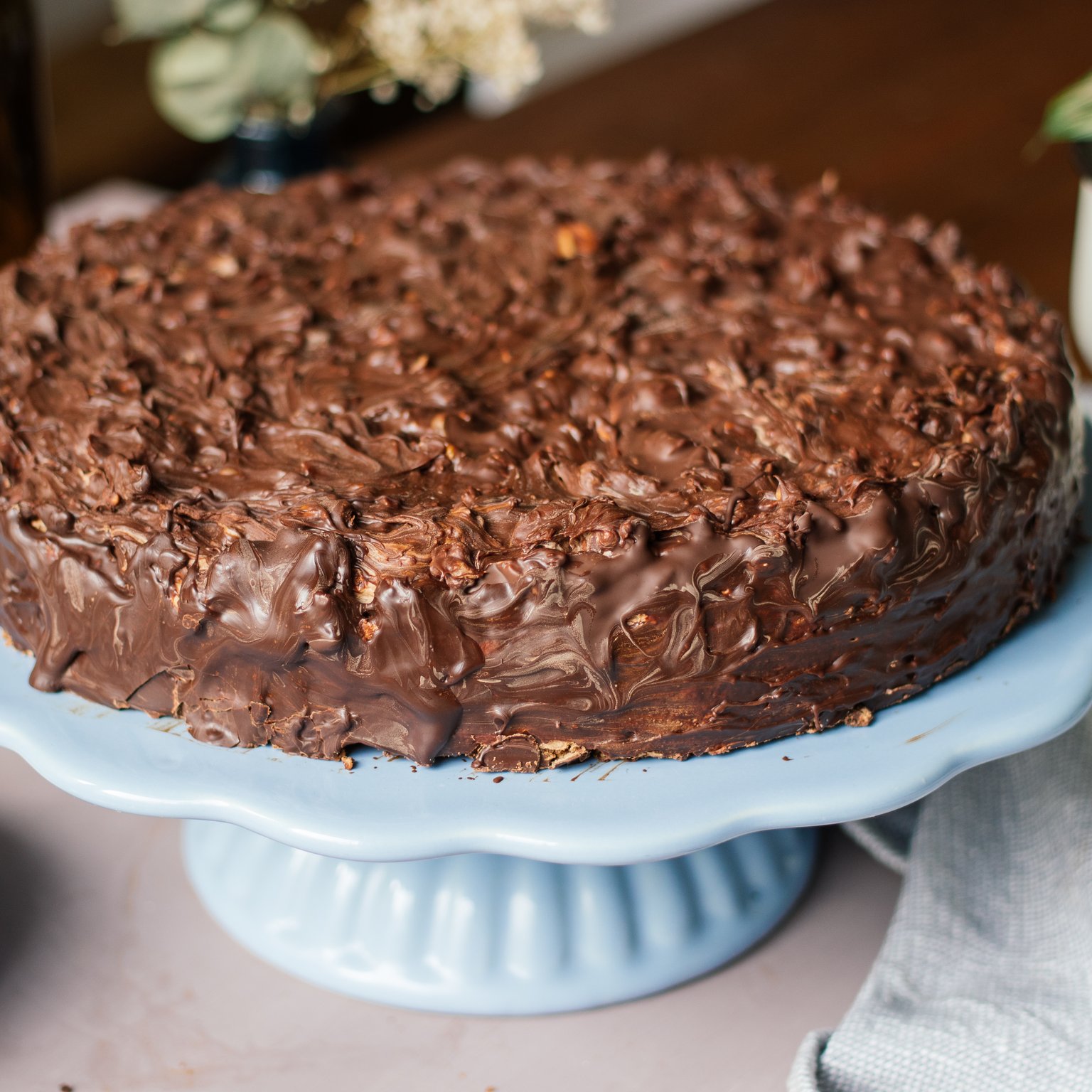 Vegane Mandeltorte mit Nougatcreme und Erdnüssen