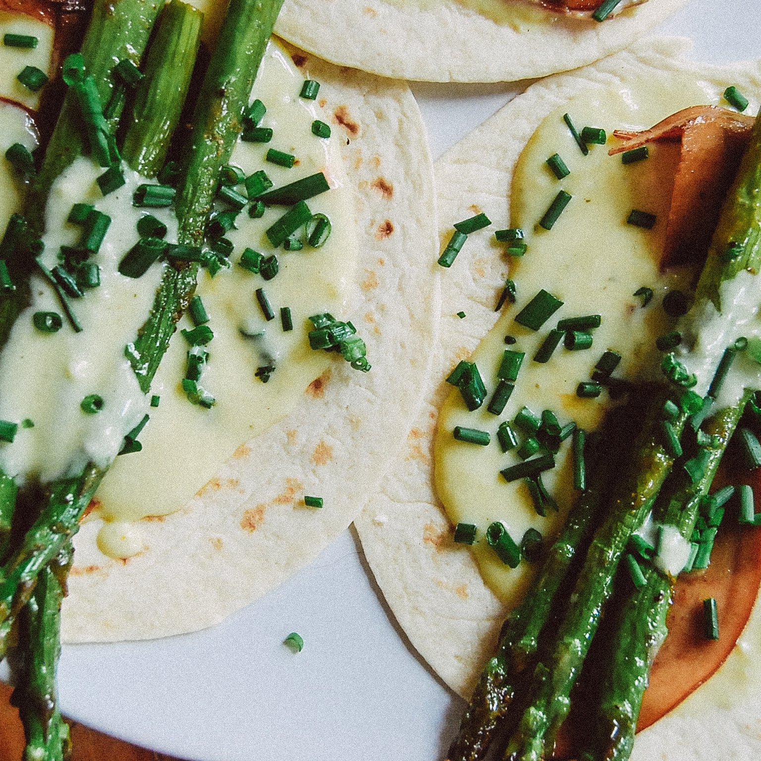 Taco mit grünem Spargel & veganer Sauce Hollandaise