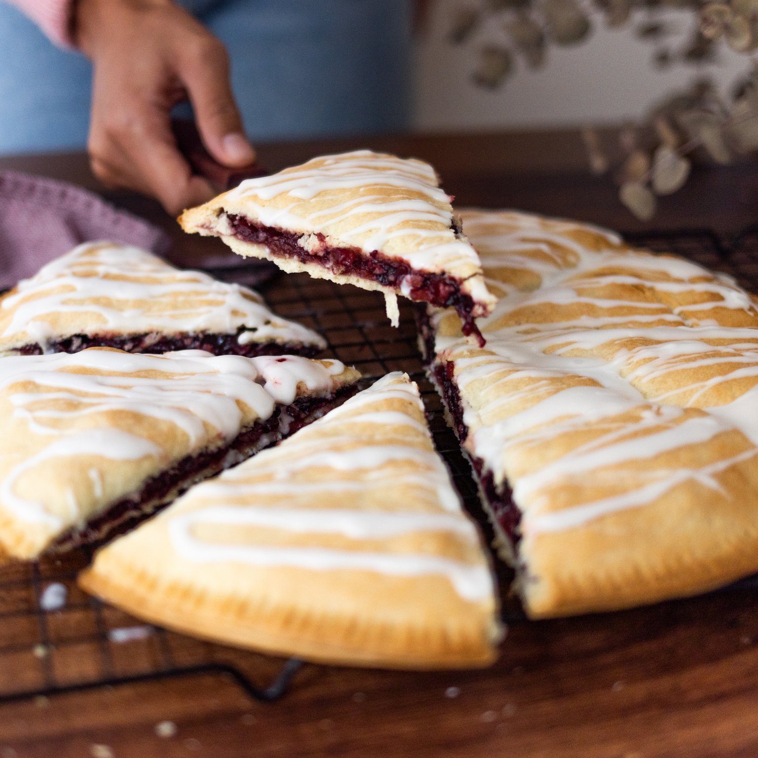 Veganer Apfel-Kirsch Hand Pie mit Zuckerguss