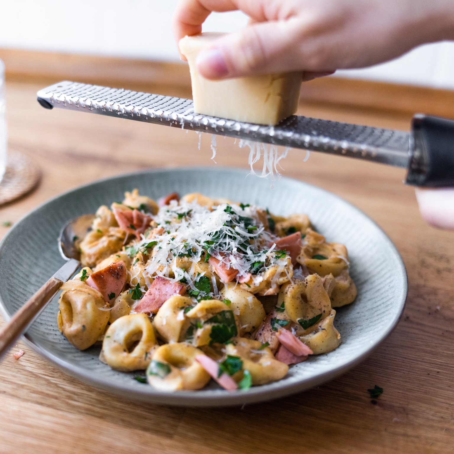 Tortellini in veganer Schinken-Sahne-Soße