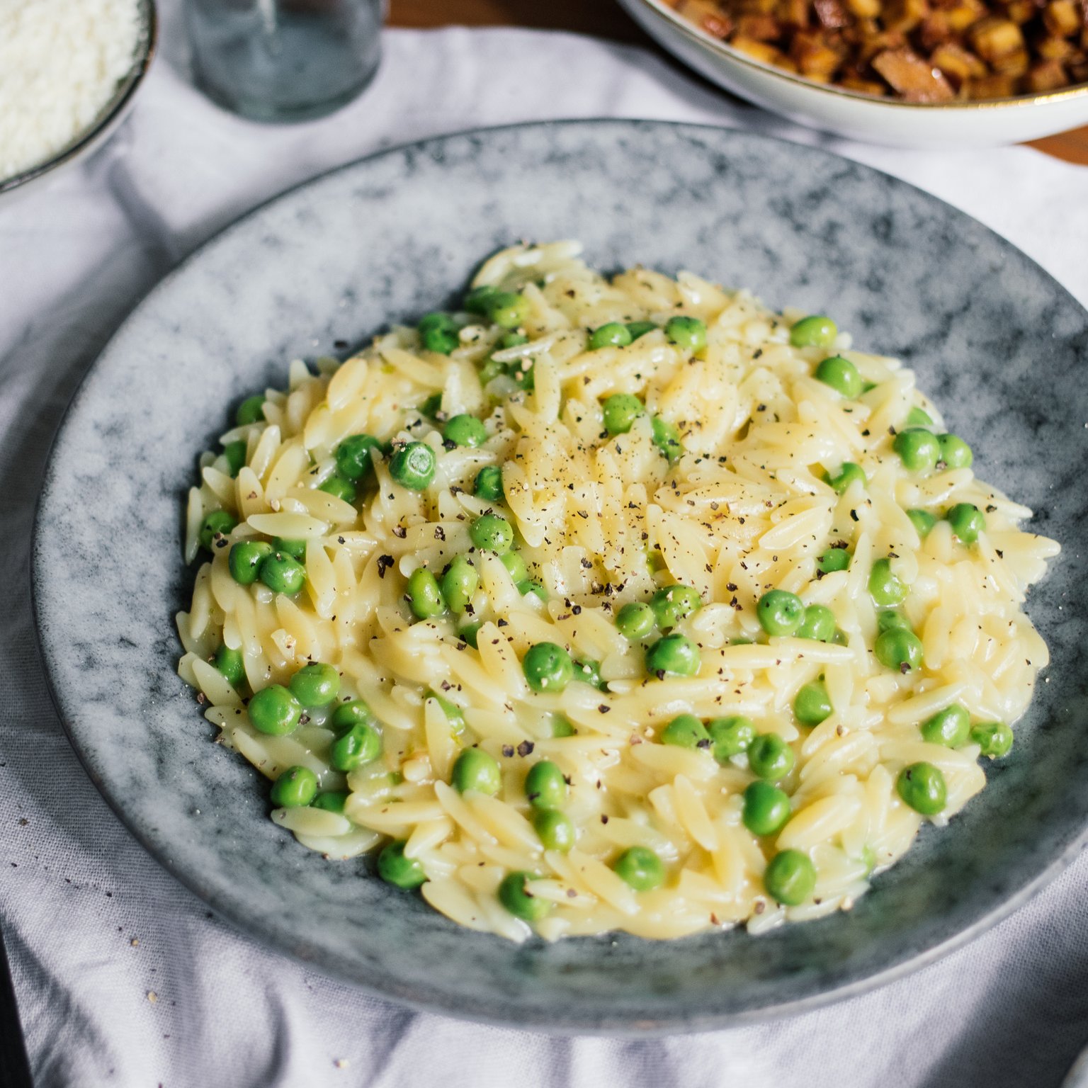 Veganes Orzotto mit Erbsen und Räuchertofu