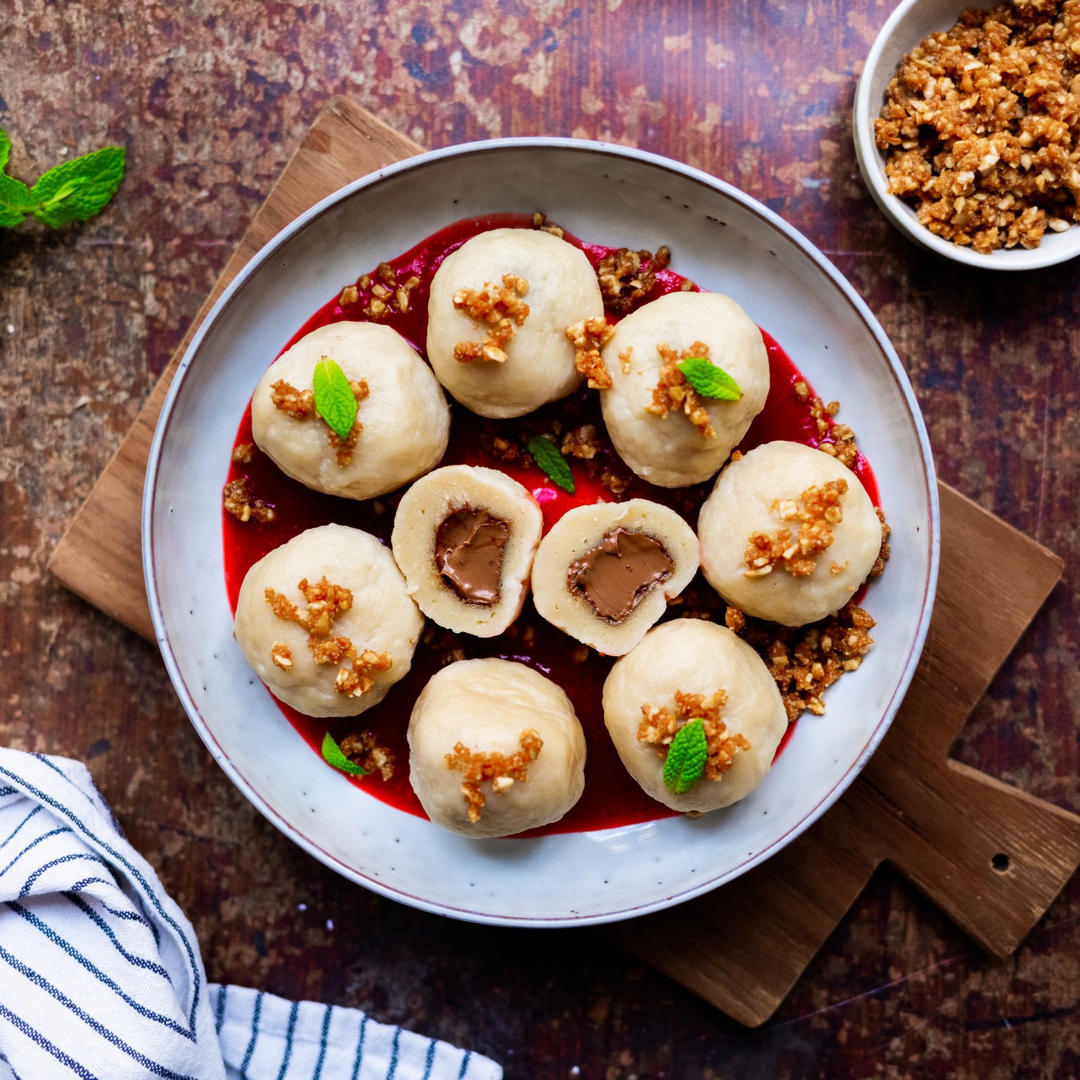 Vegane Nougatknödel mit Pflaumensoße